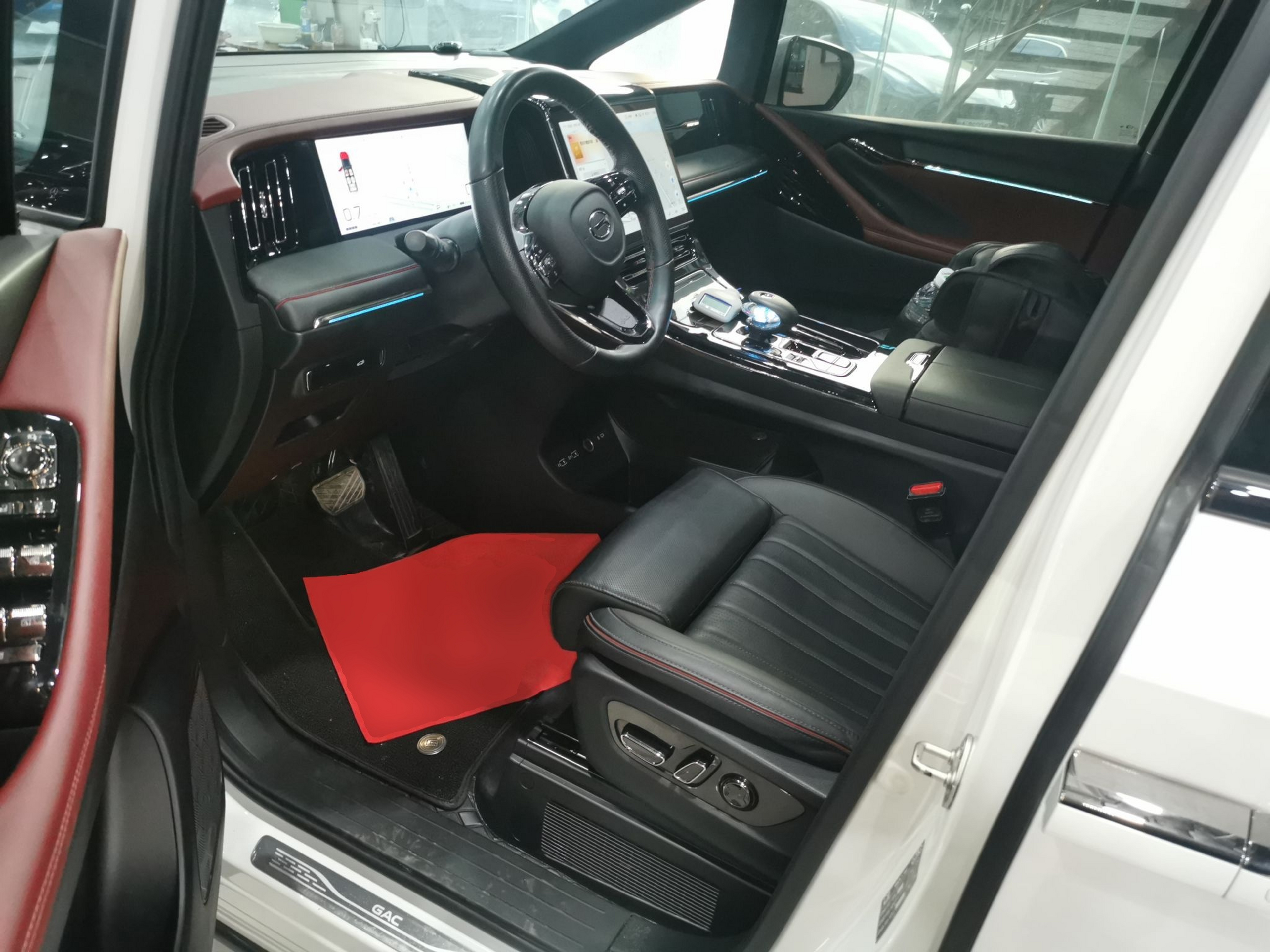 المقاعد الأمامية داخل السيارة