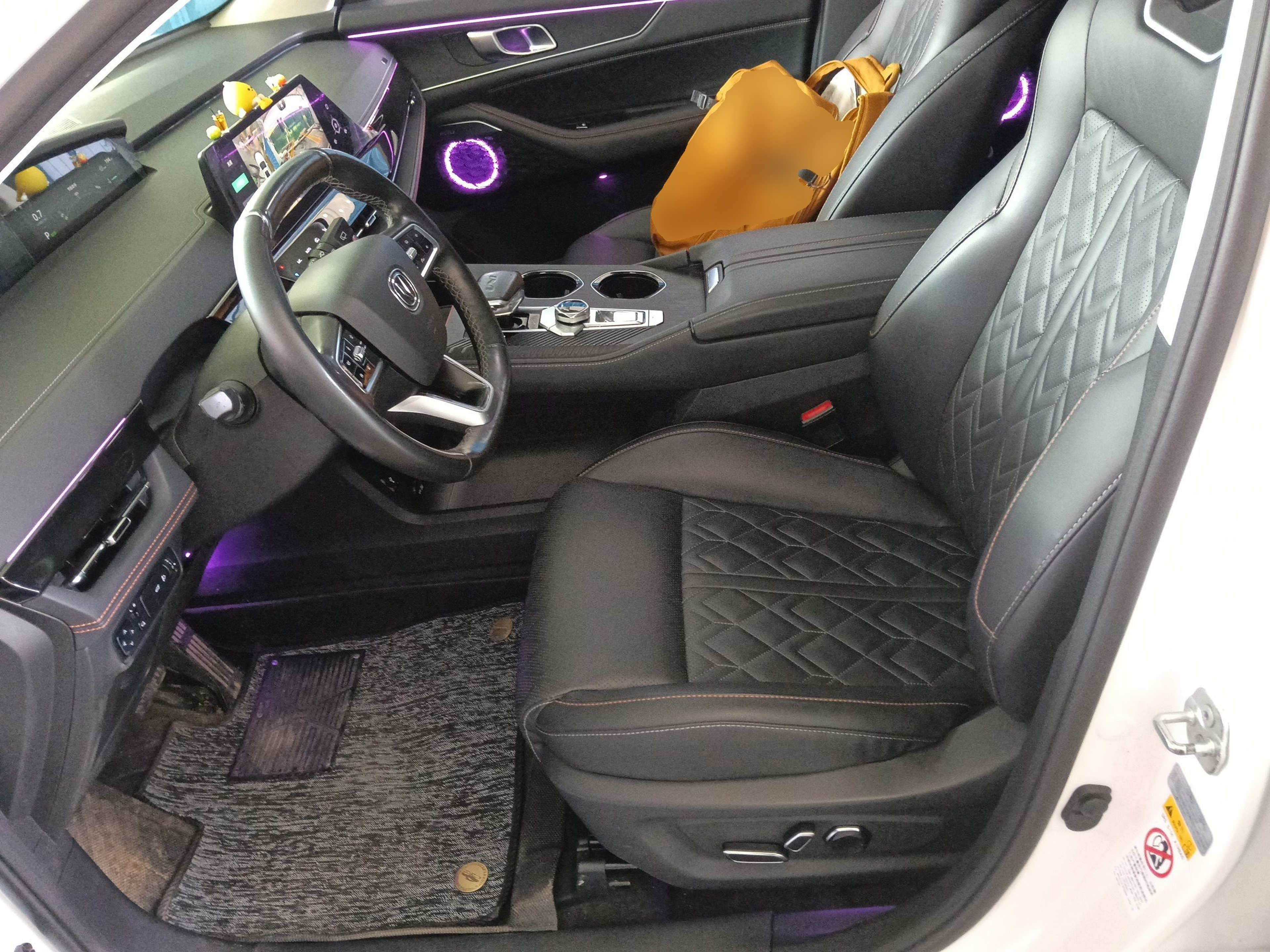 Переднее сиденье в автомобиле