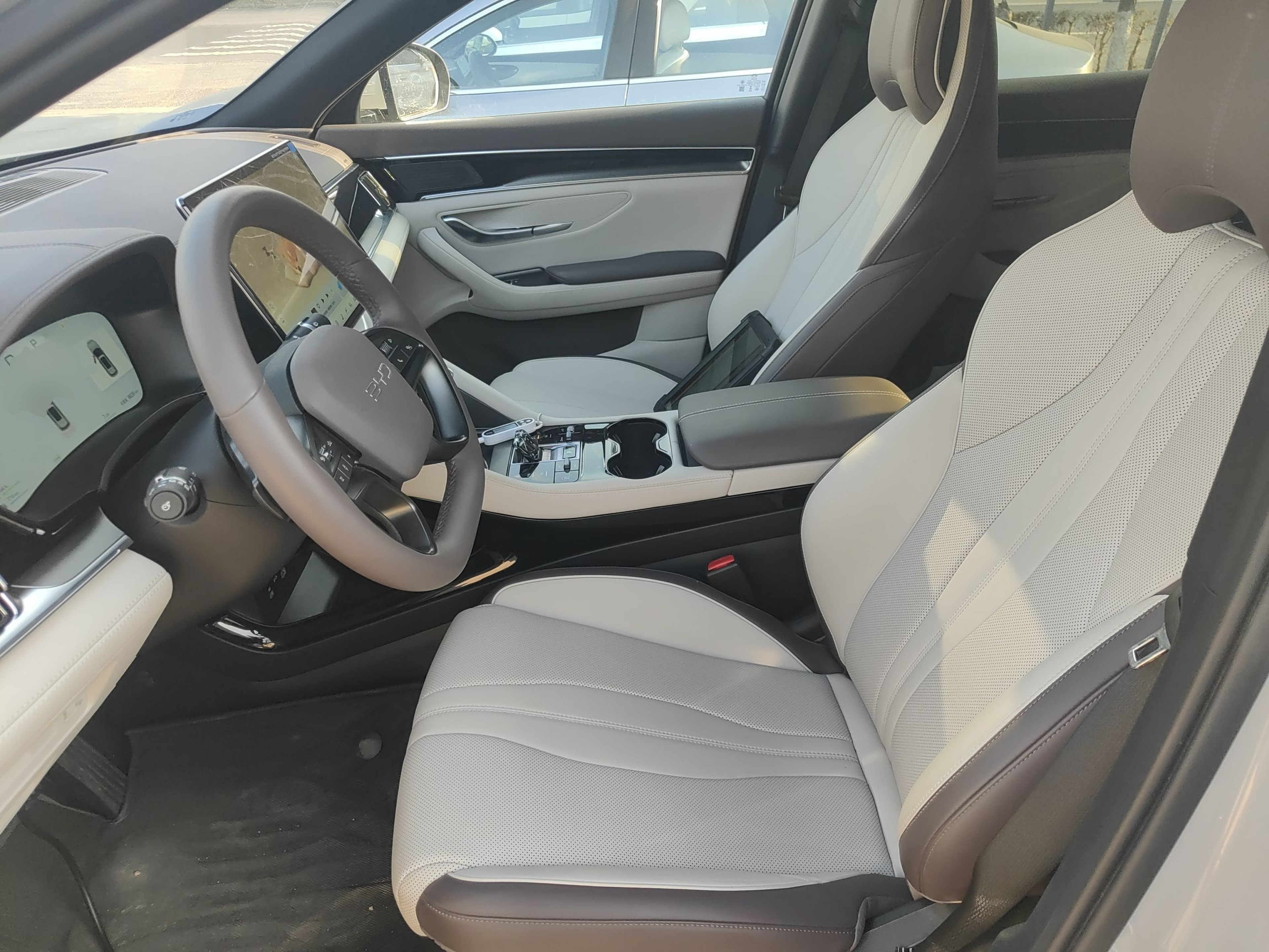 المقاعد الأمامية داخل السيارة