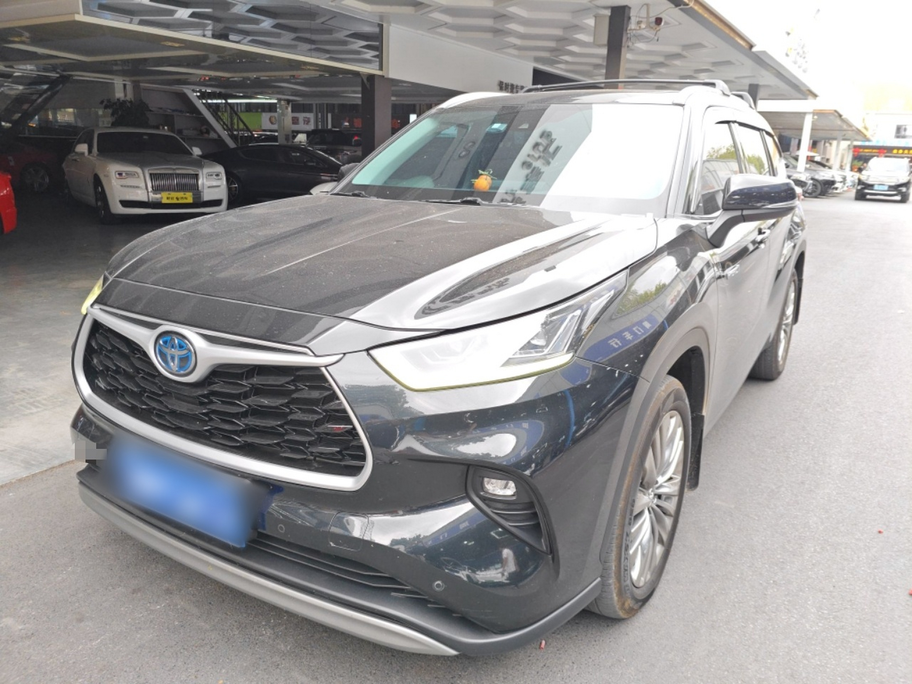 Под передней частью автомобиля