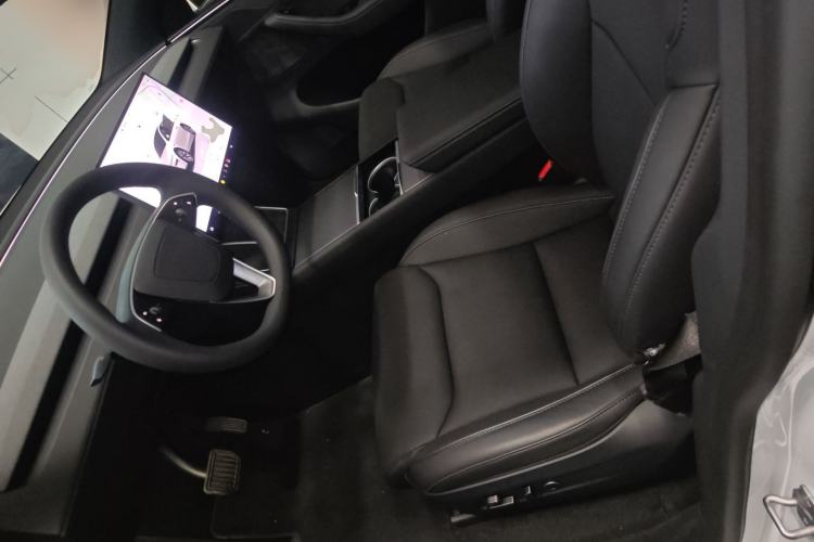 Used Tesla Model Y L 2025 Long-Range All-Wheel-Drive Version
