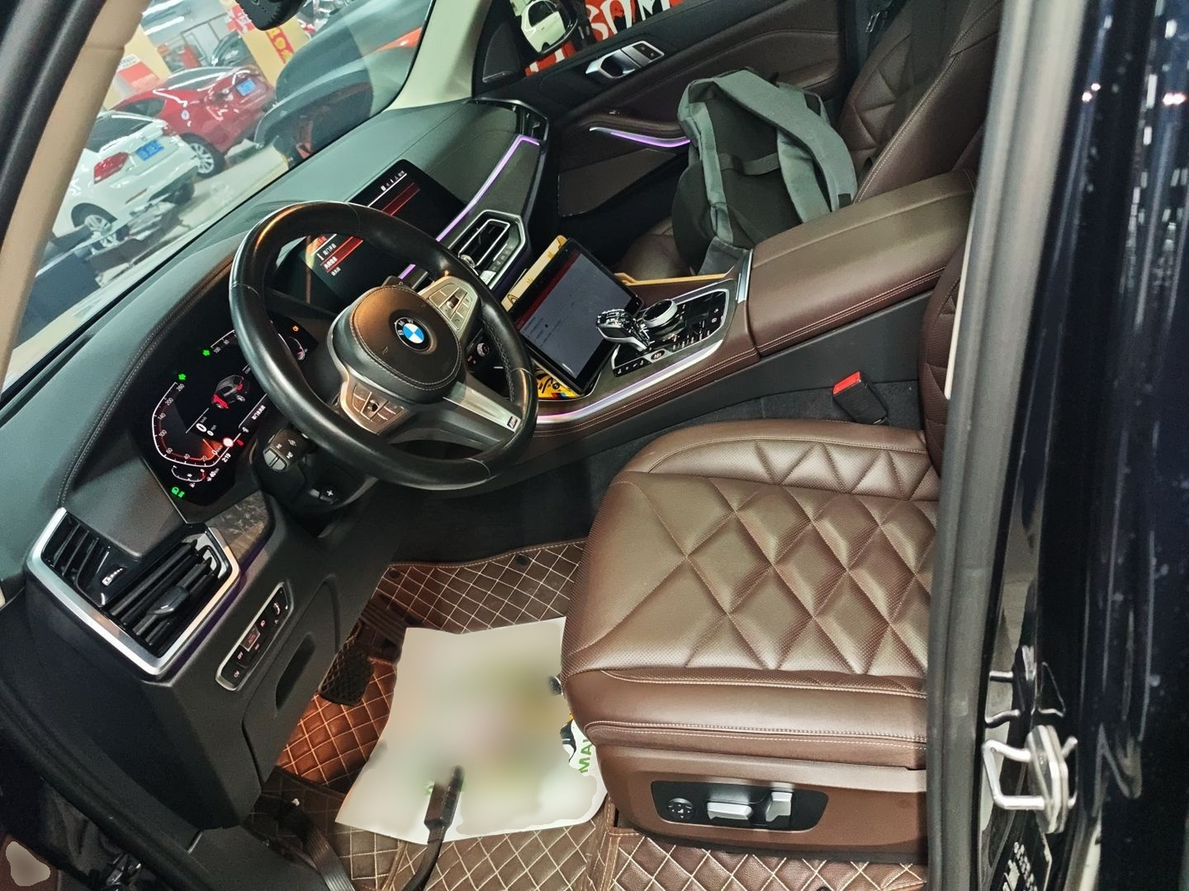 Переднее сиденье в автомобиле