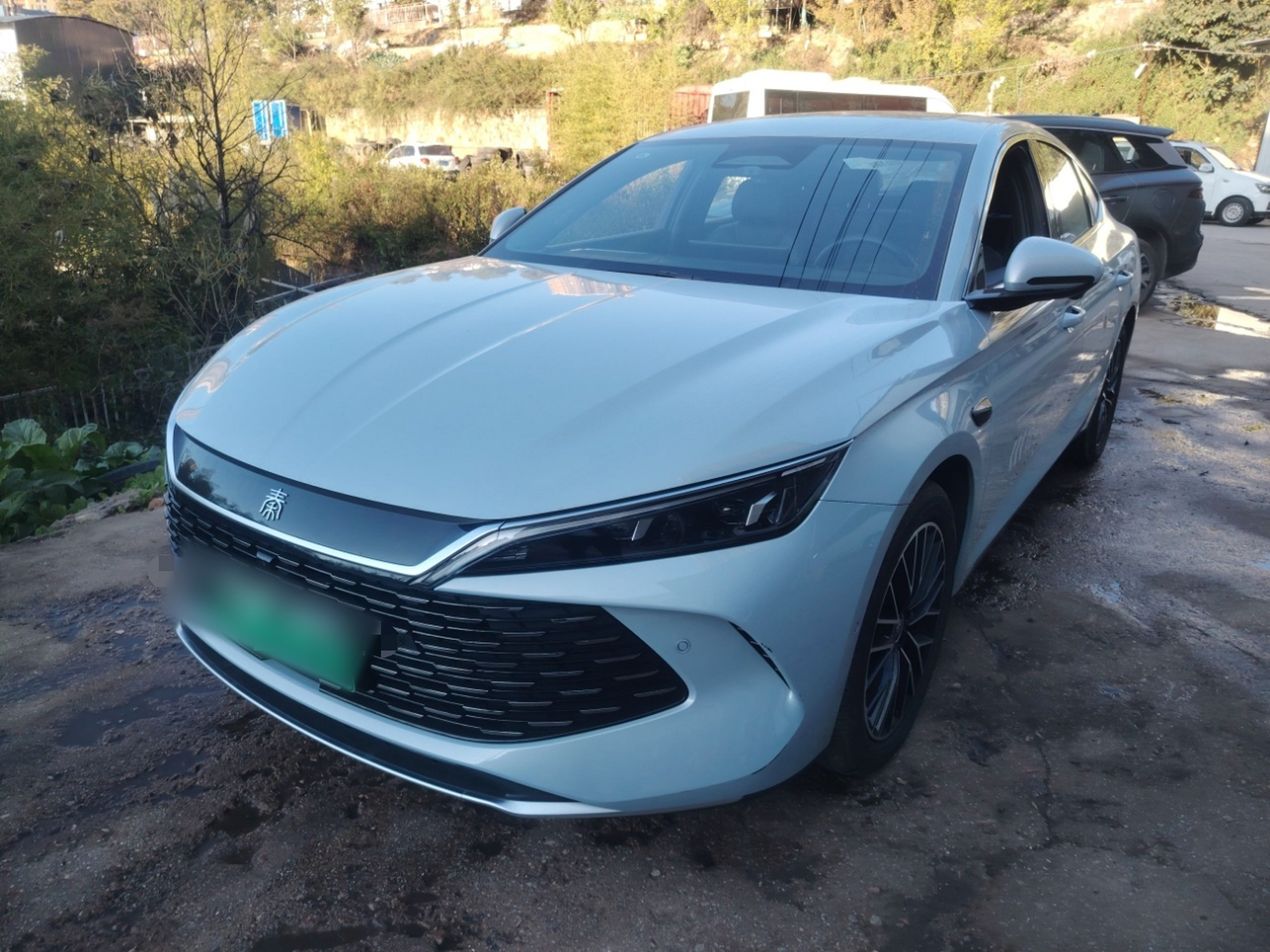 Под передней частью автомобиля