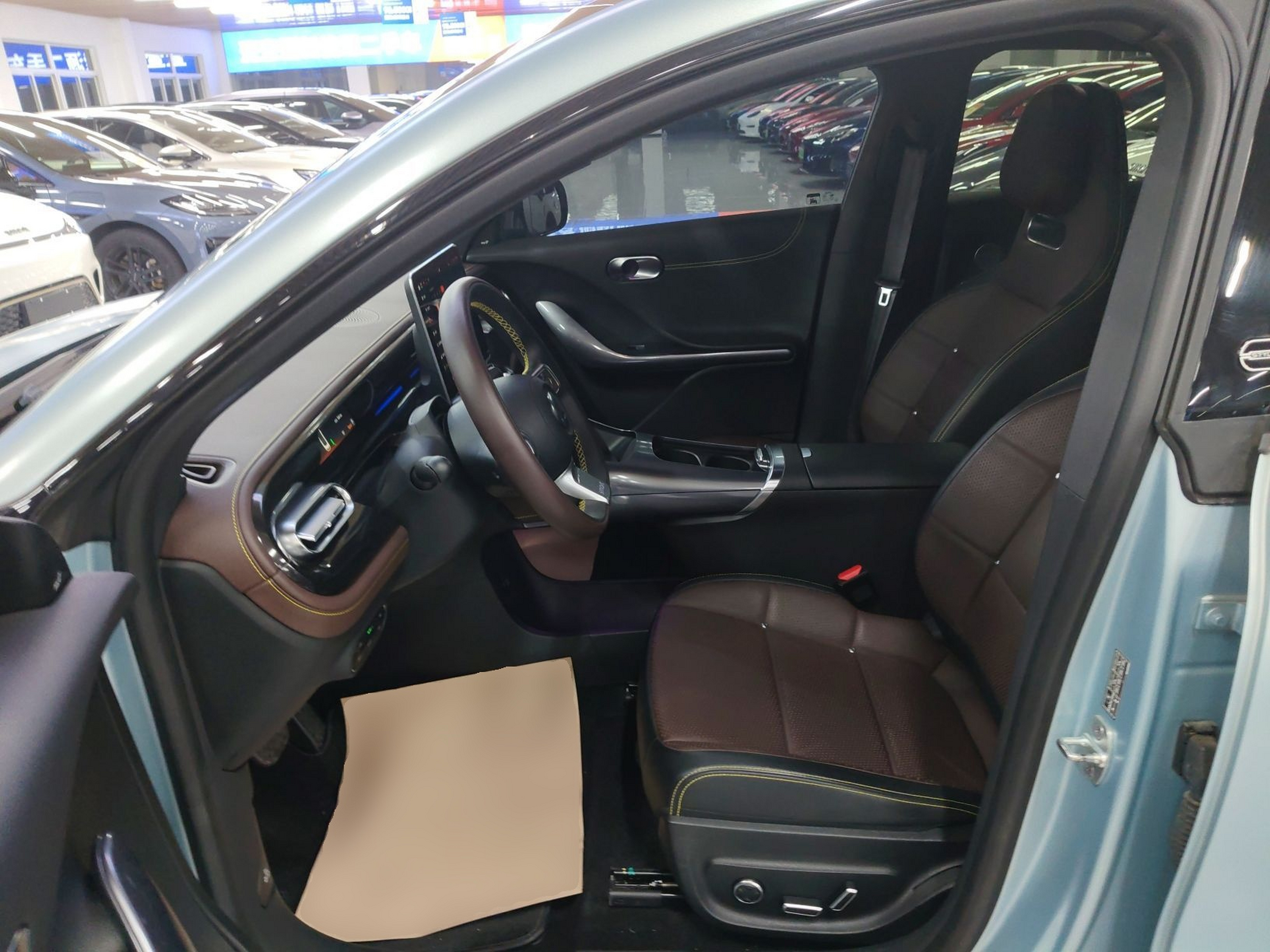 المقاعد الأمامية داخل السيارة