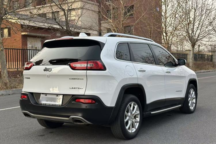 Used  Cherokee 2017 2.4L Leading Edition