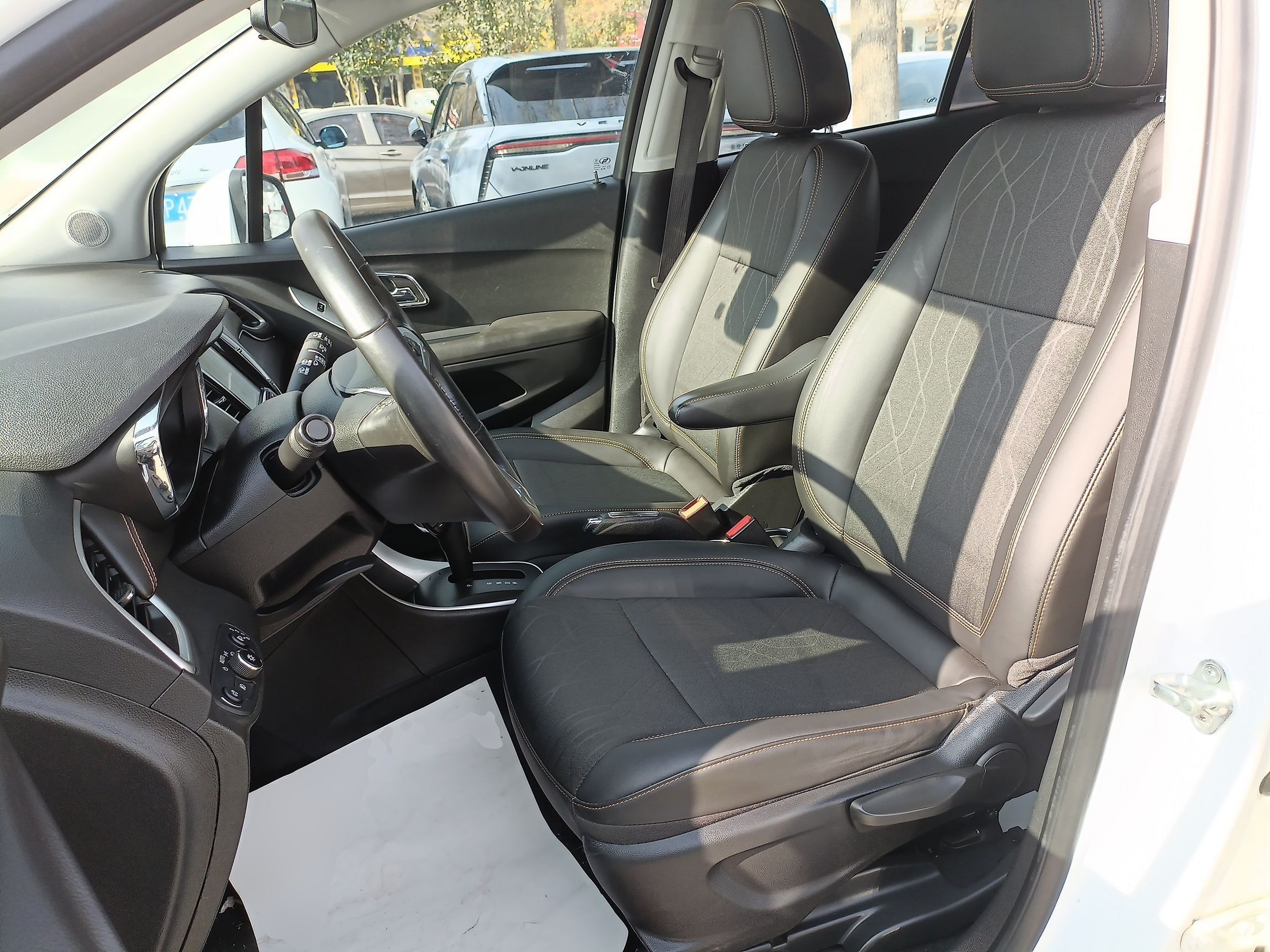 Переднее сиденье в автомобиле