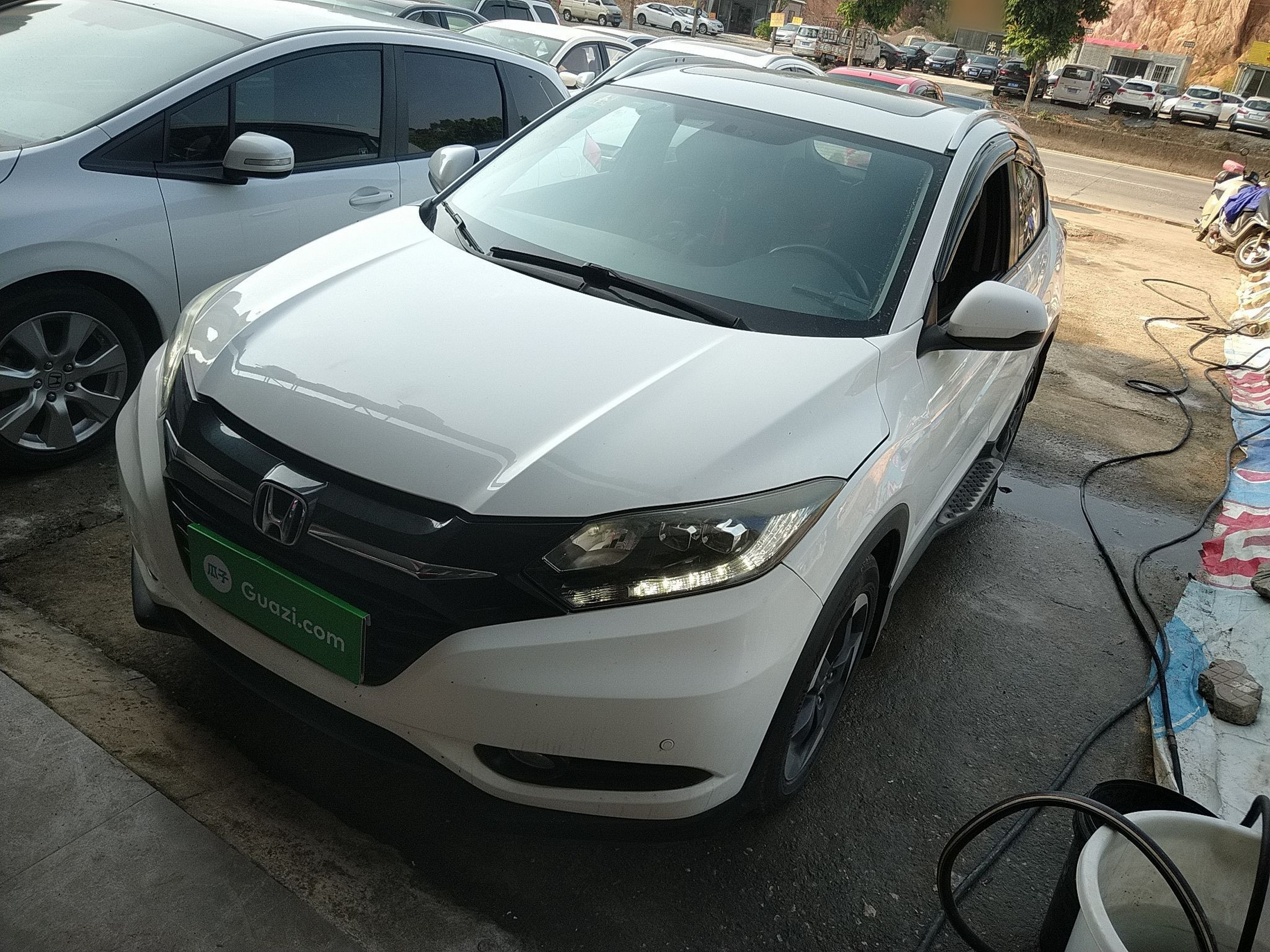 Под передней частью автомобиля