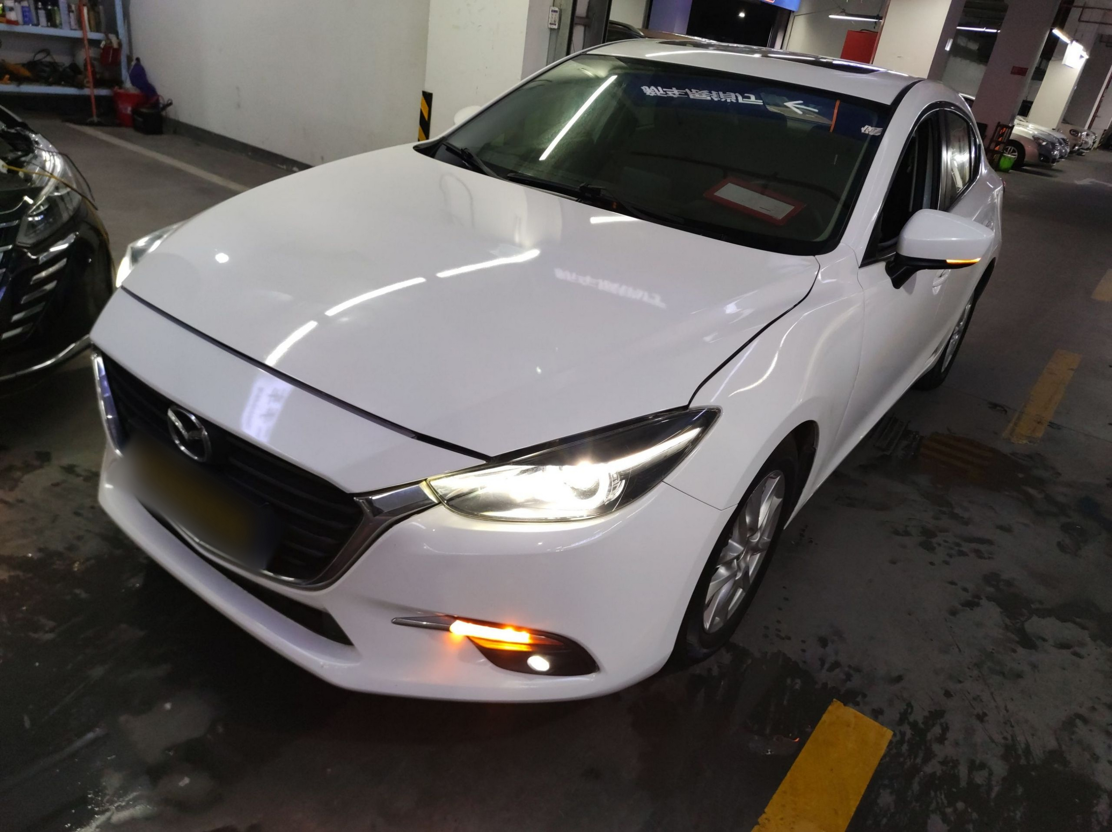 Под передней частью автомобиля