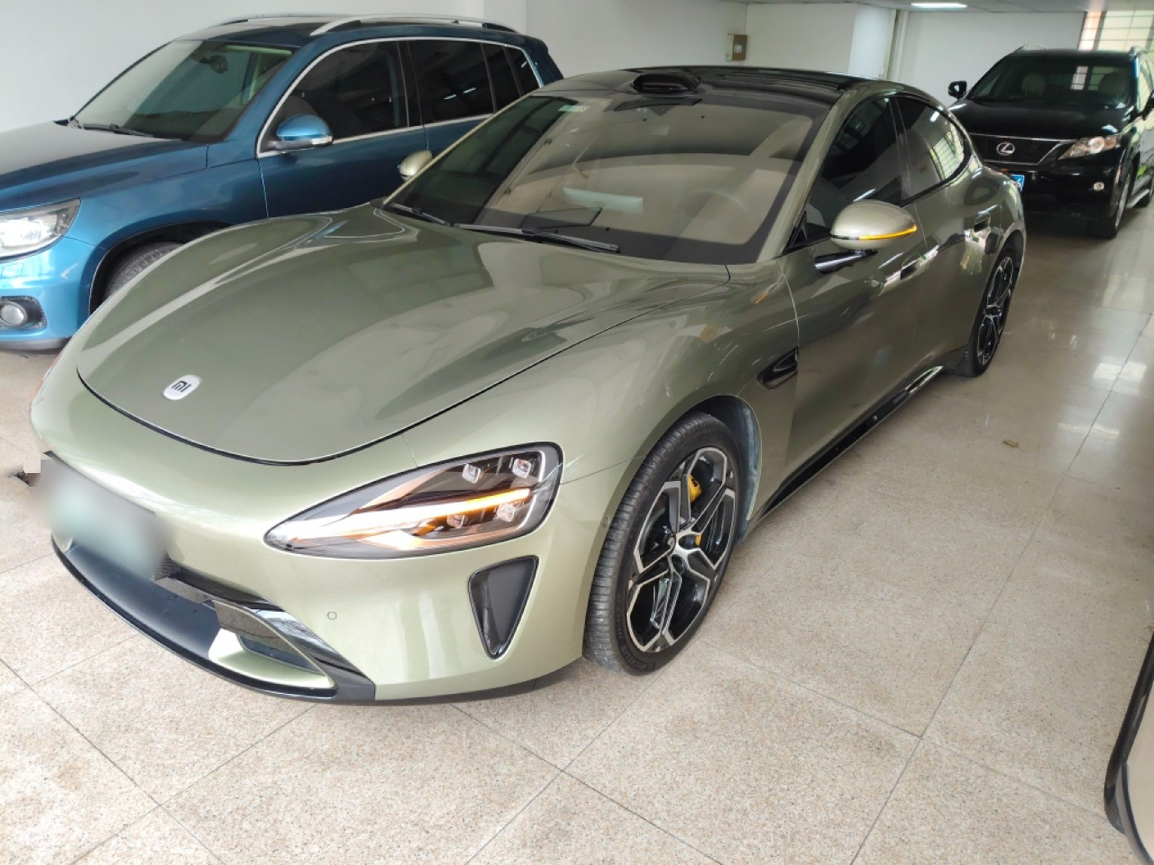 Под передней частью автомобиля