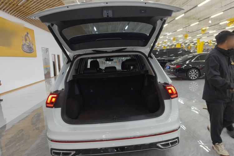 Used Volkswagen Tiguan L 2024 Outstanding Model 330TSI Automatic Two-Wheel Drive R-Line Dragon Glory Edition
