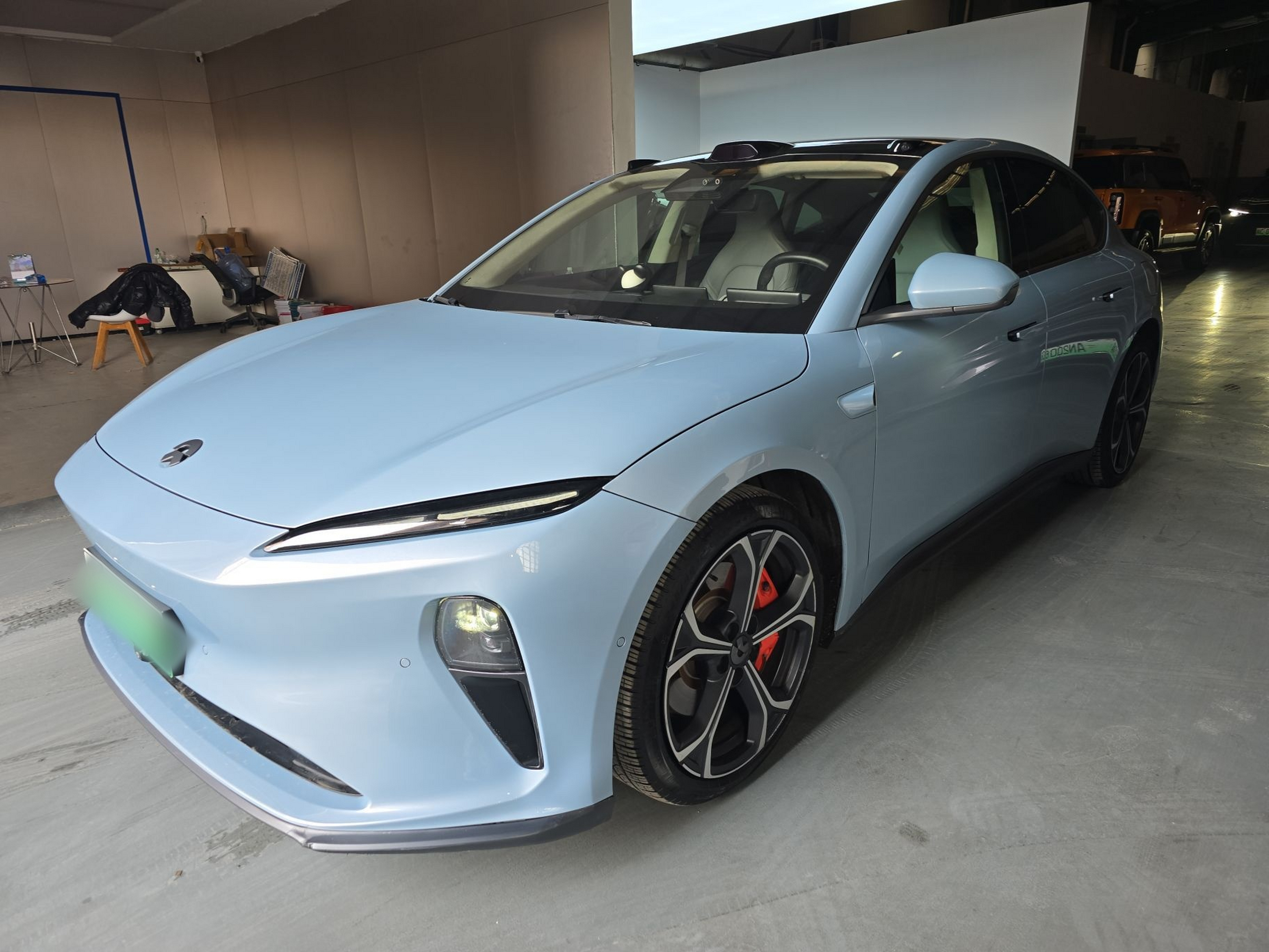 Под передней частью автомобиля