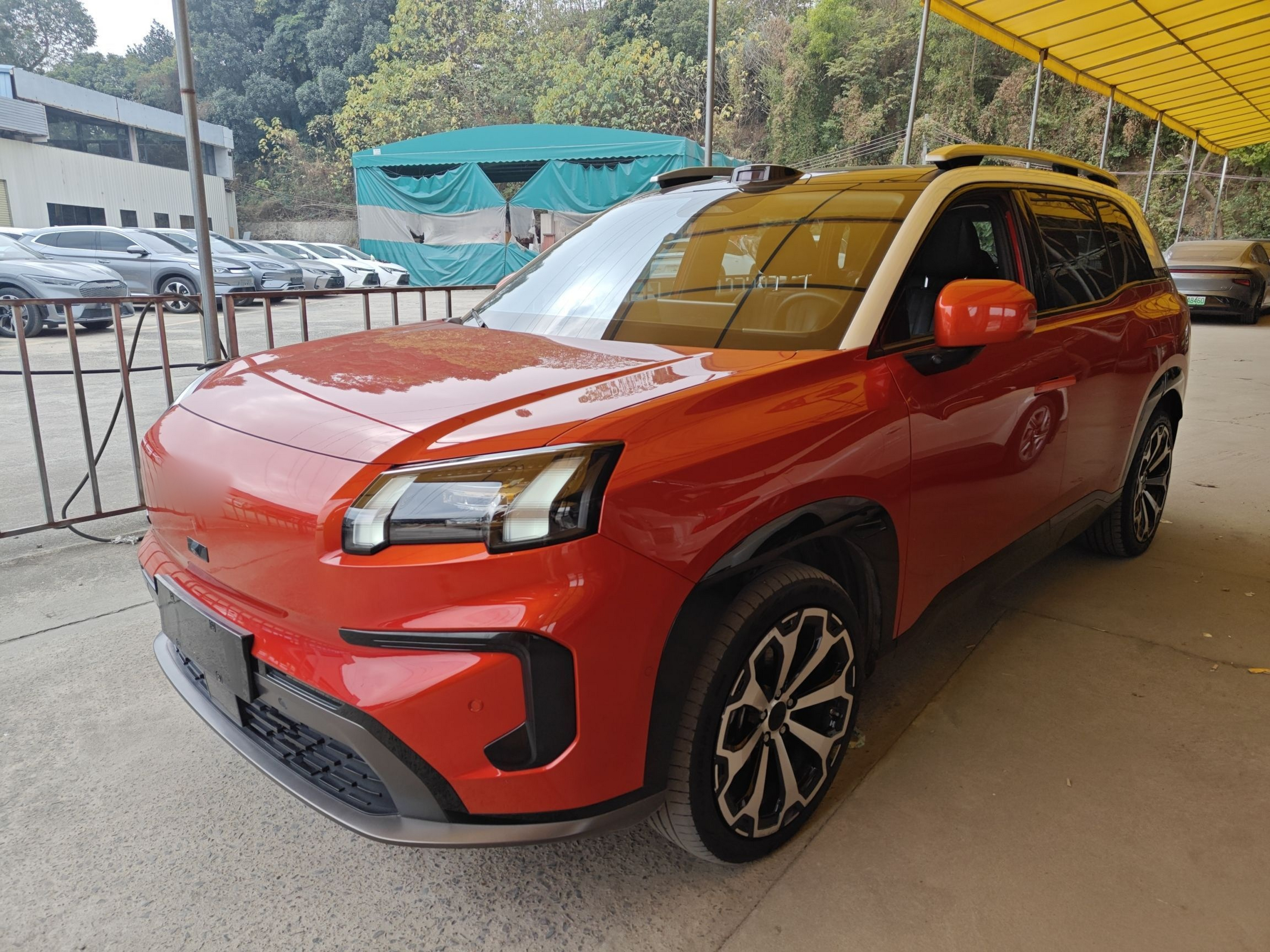 تحت مقدمة السيارة