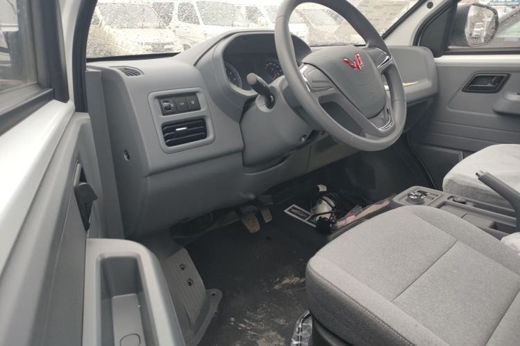 Used Wuling Yangguang 2024 300KM Comfort Version Passenger Van 75kW
