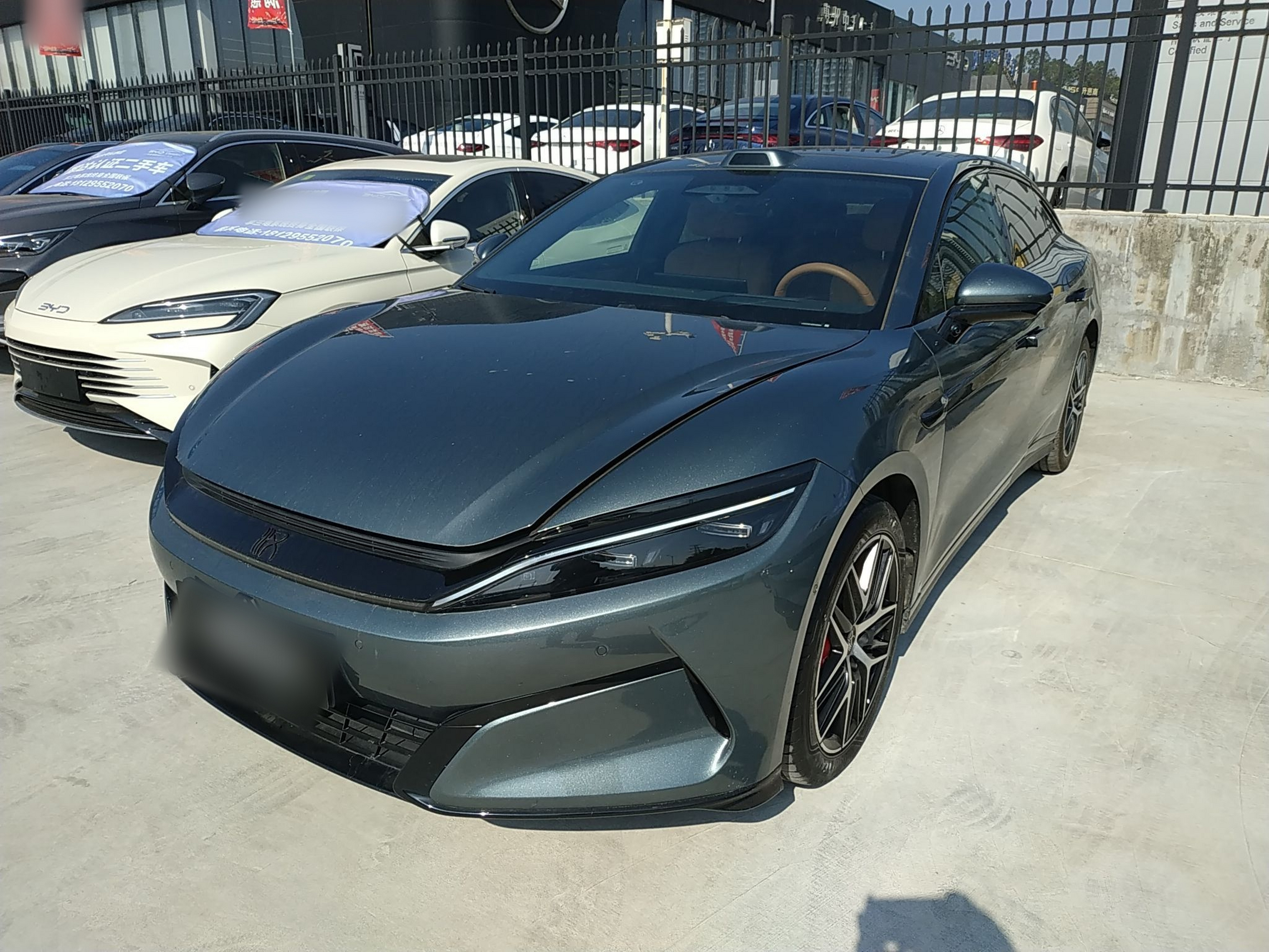 تحت مقدمة السيارة