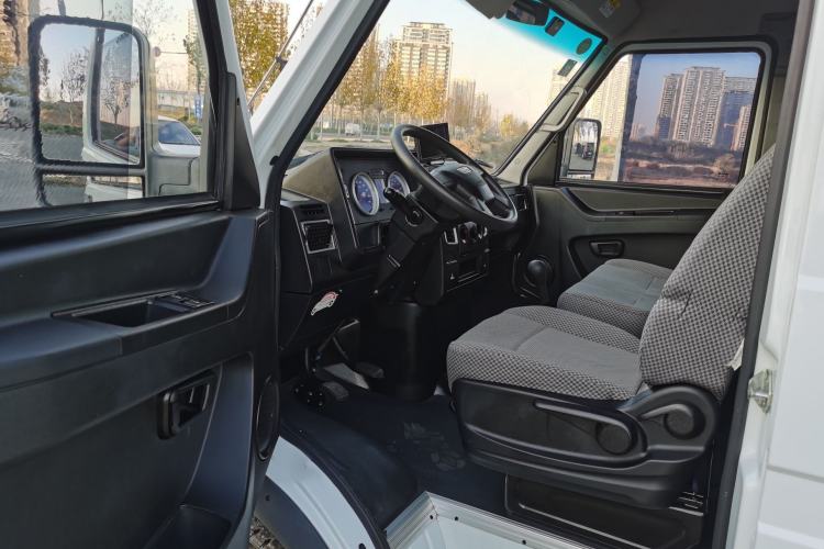 Used Iveco Daily 2020 2.5T A35 Passenger Van with Dual Tires Mid-Roof Design 5-9 Seater China V Emission Standard
