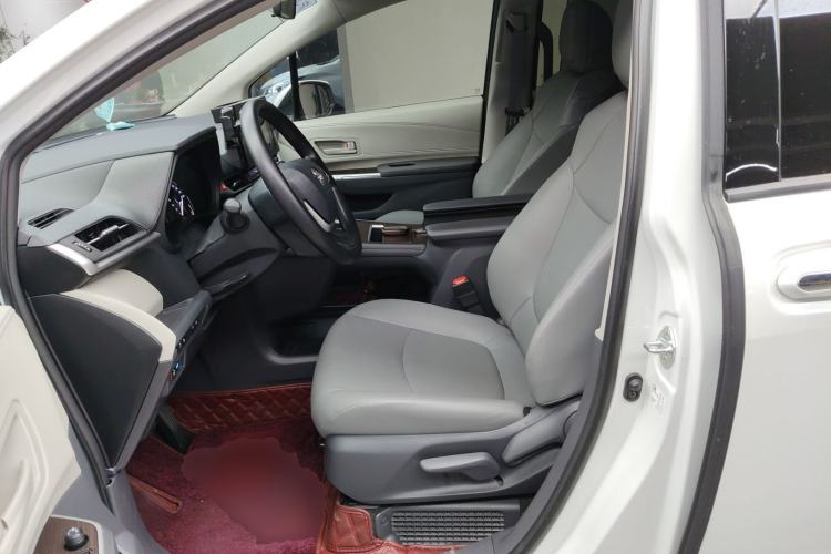 Used Toyota Granvia 2023 2.5L Hybrid Luxury Edition
