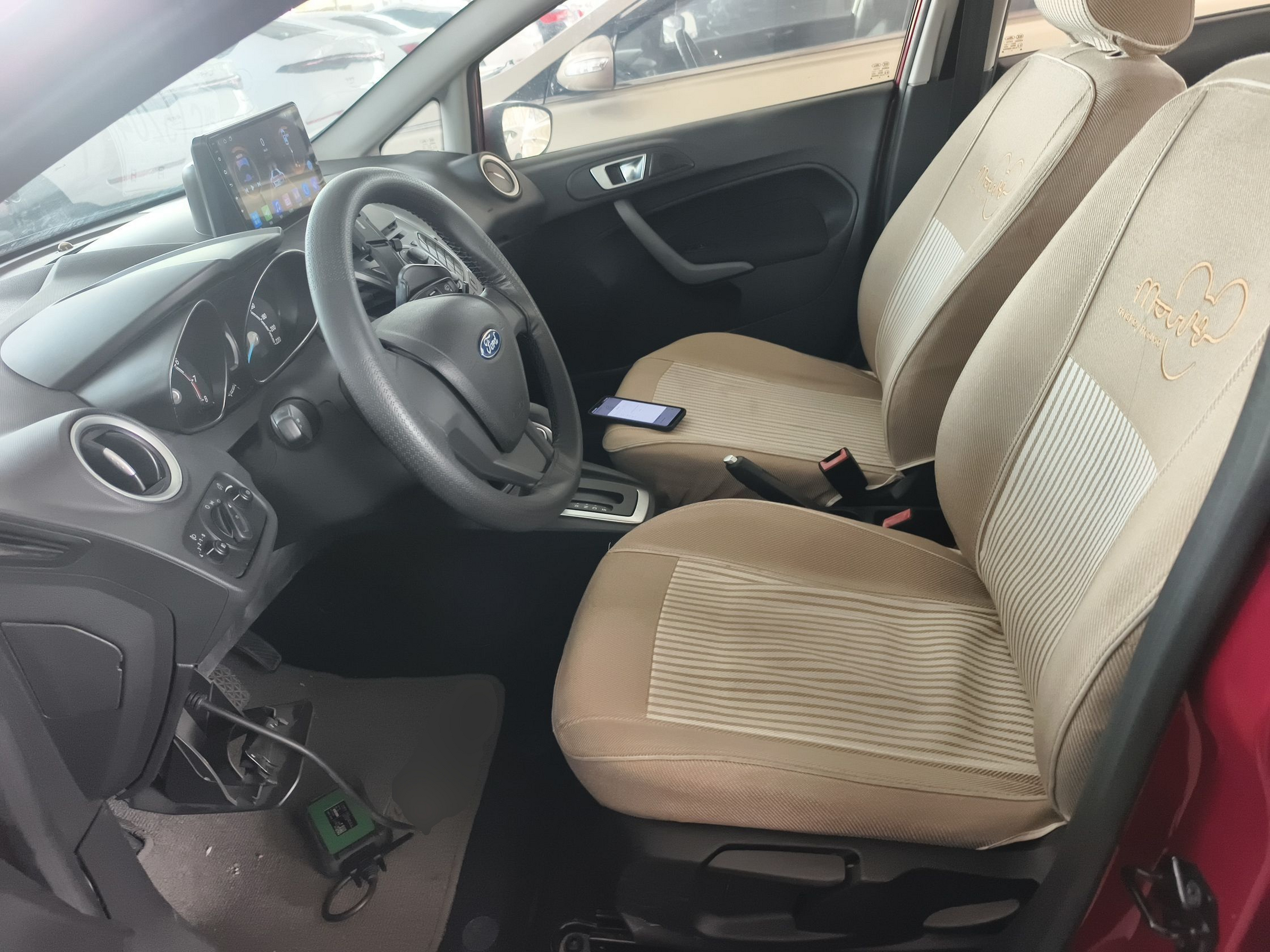 Переднее сиденье в автомобиле