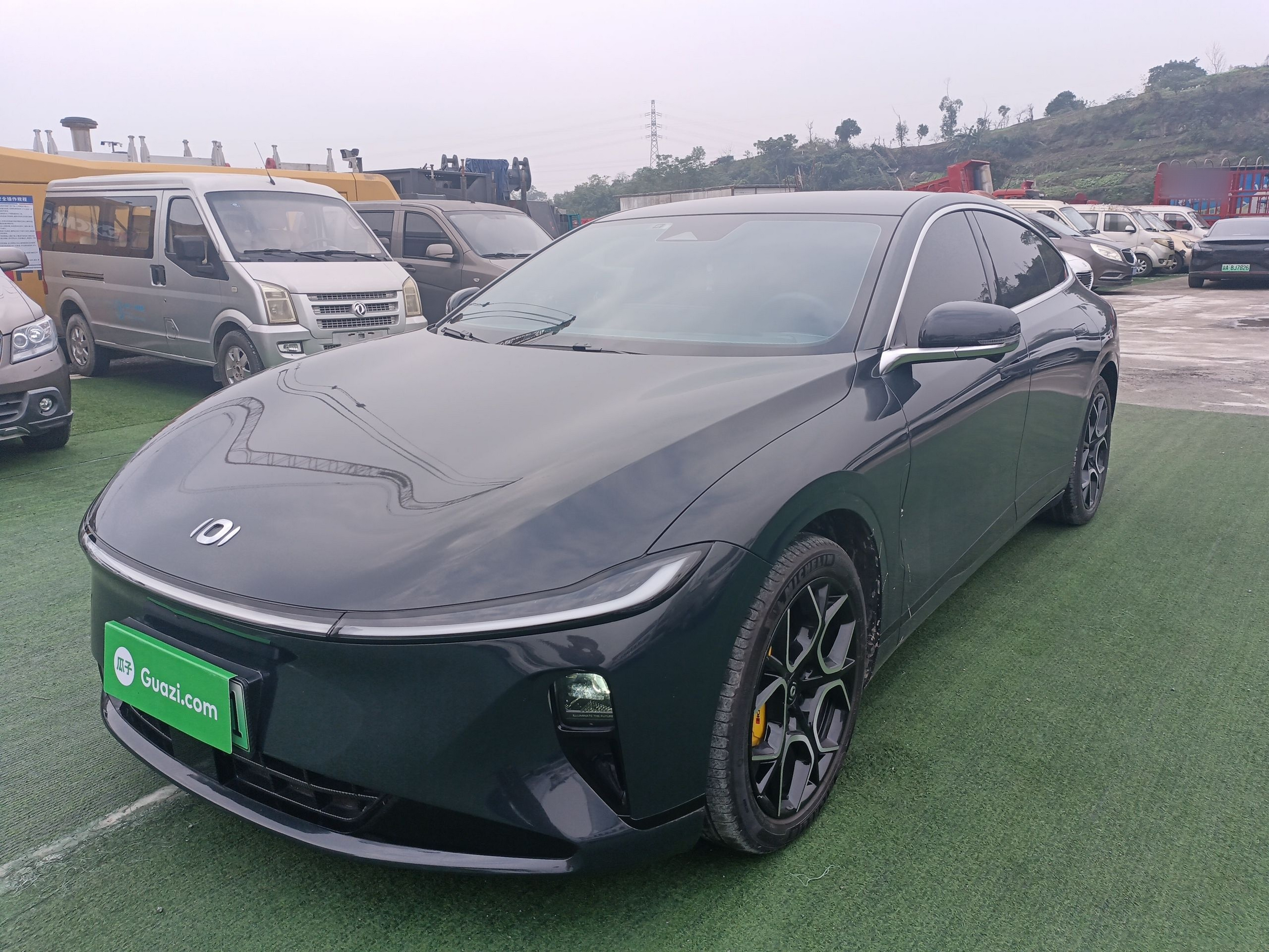 Под передней частью автомобиля