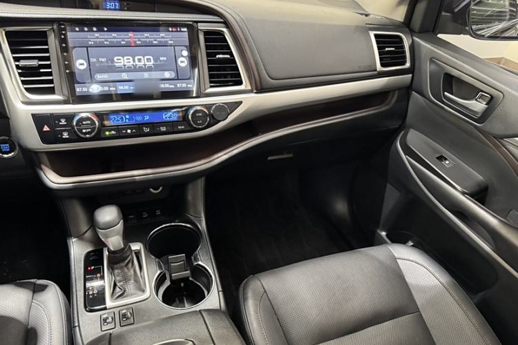 Used Toyota Highlander 2018 2.0T Four-Wheel Drive Luxury Edition 7 Seats China V Emission Standard
