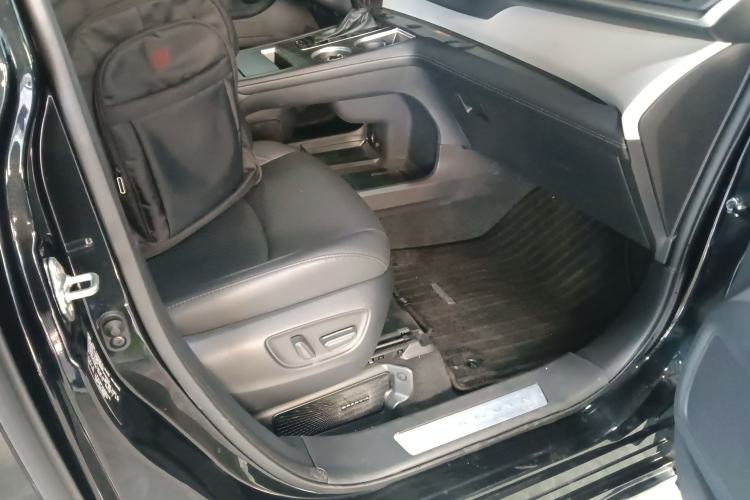 Used Toyota Granvia 2023 2.5L Hybrid Flagship VIP Edition
