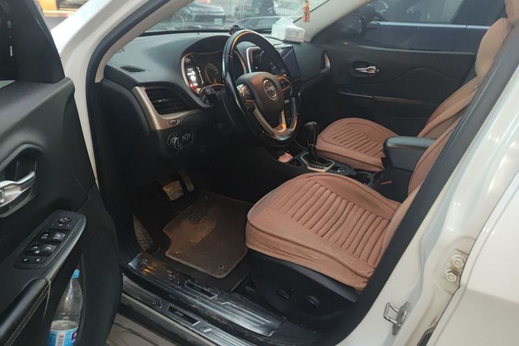 Used  Cherokee 2016 2.4L Leading Edition