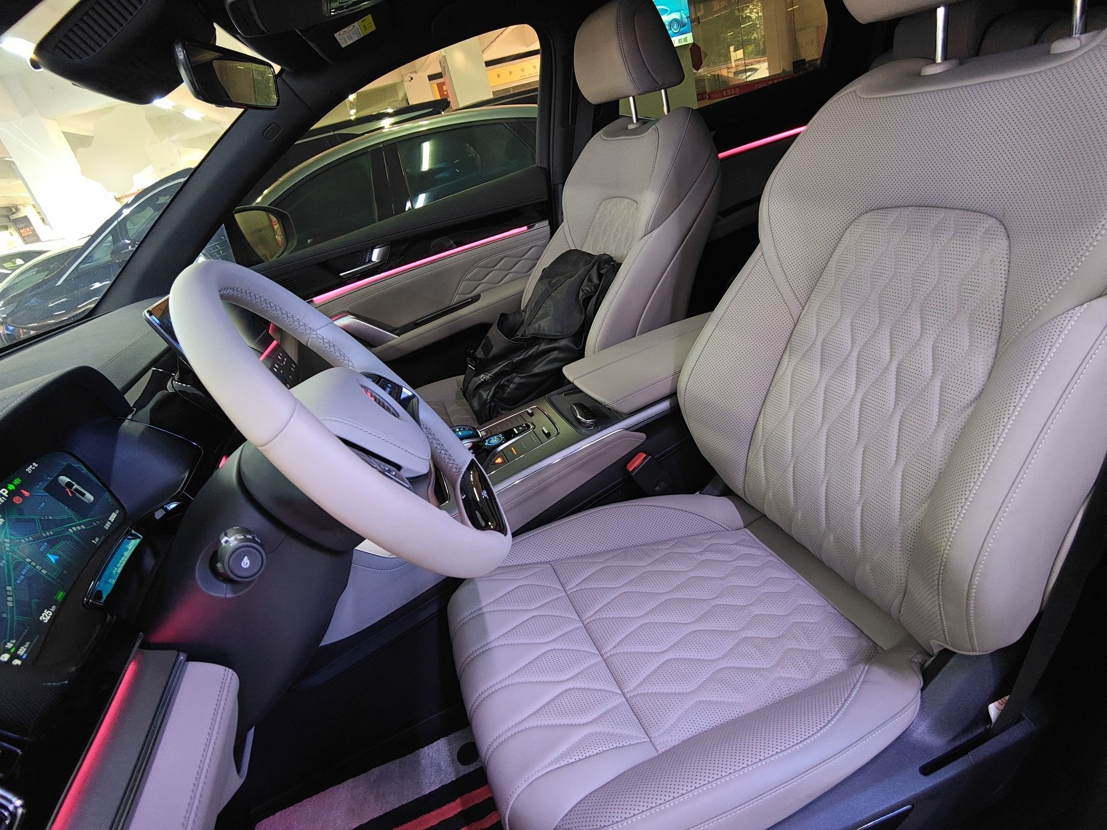 المقاعد الأمامية داخل السيارة