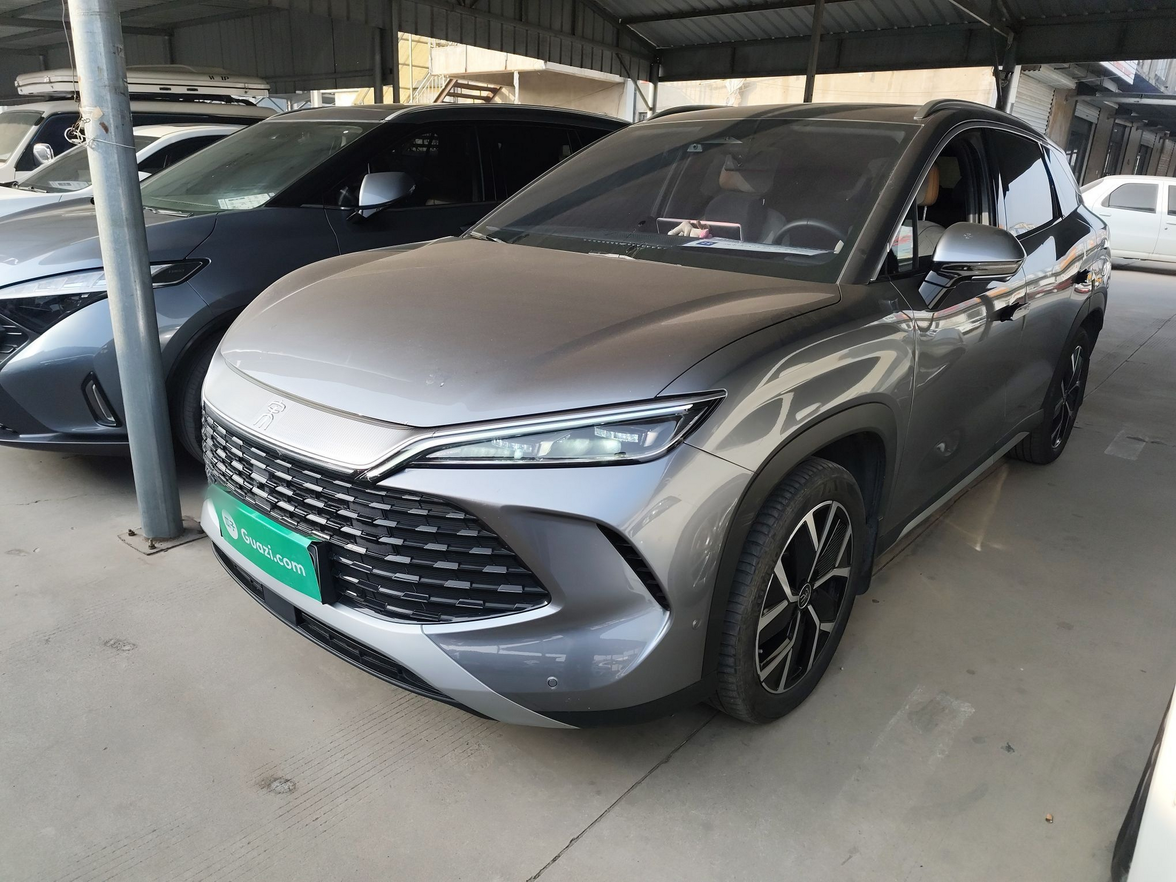 Под передней частью автомобиля