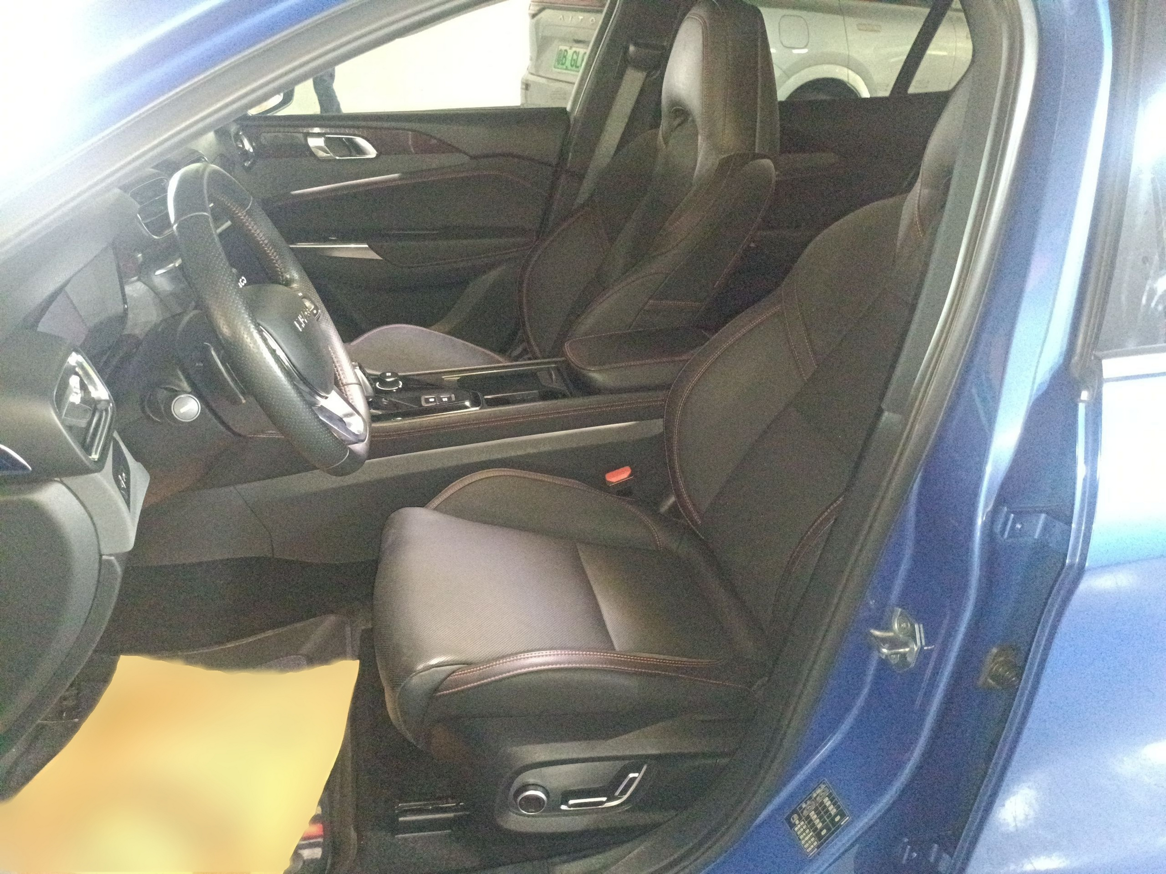 Переднее сиденье в автомобиле