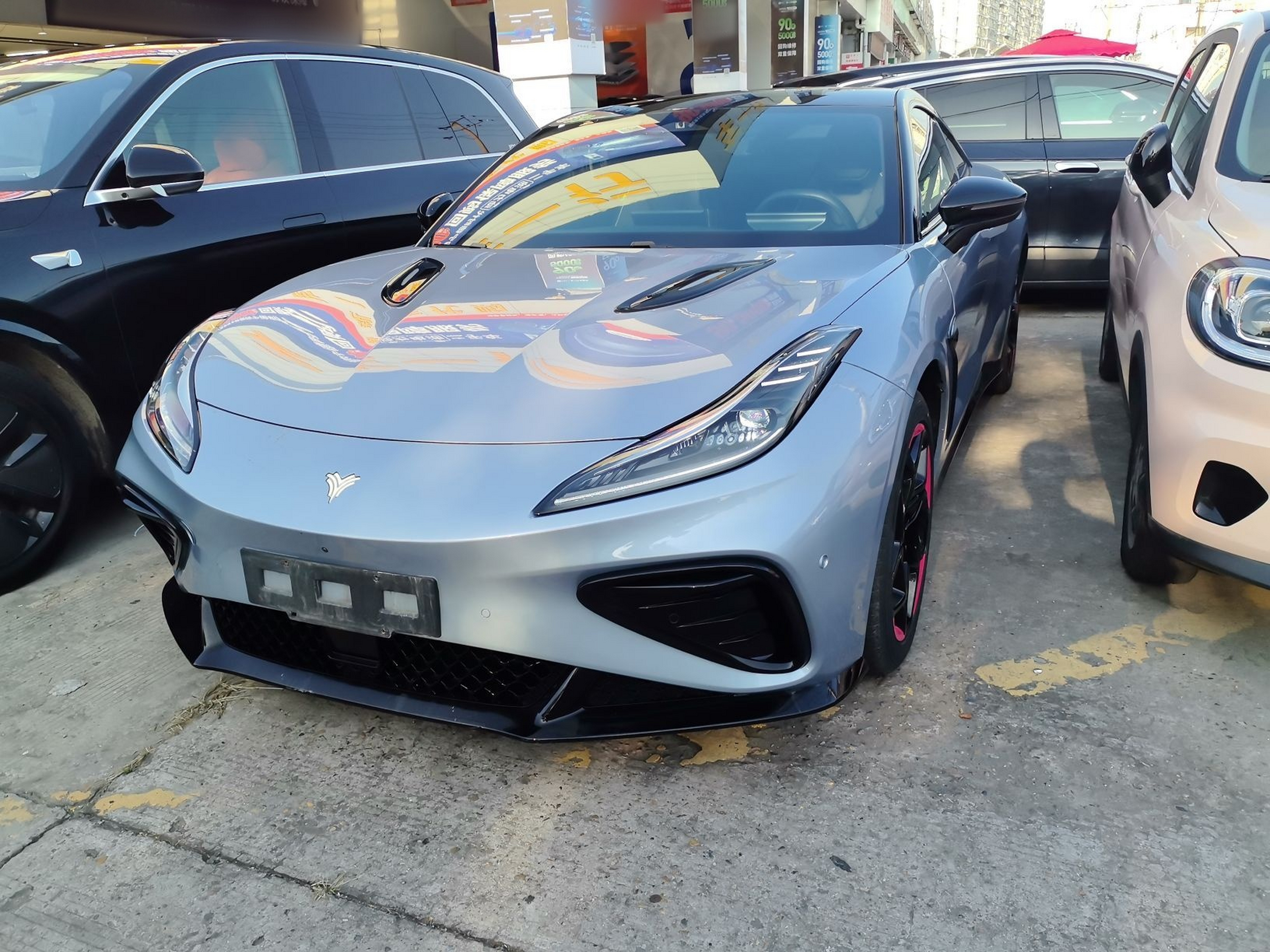 Под передней частью автомобиля