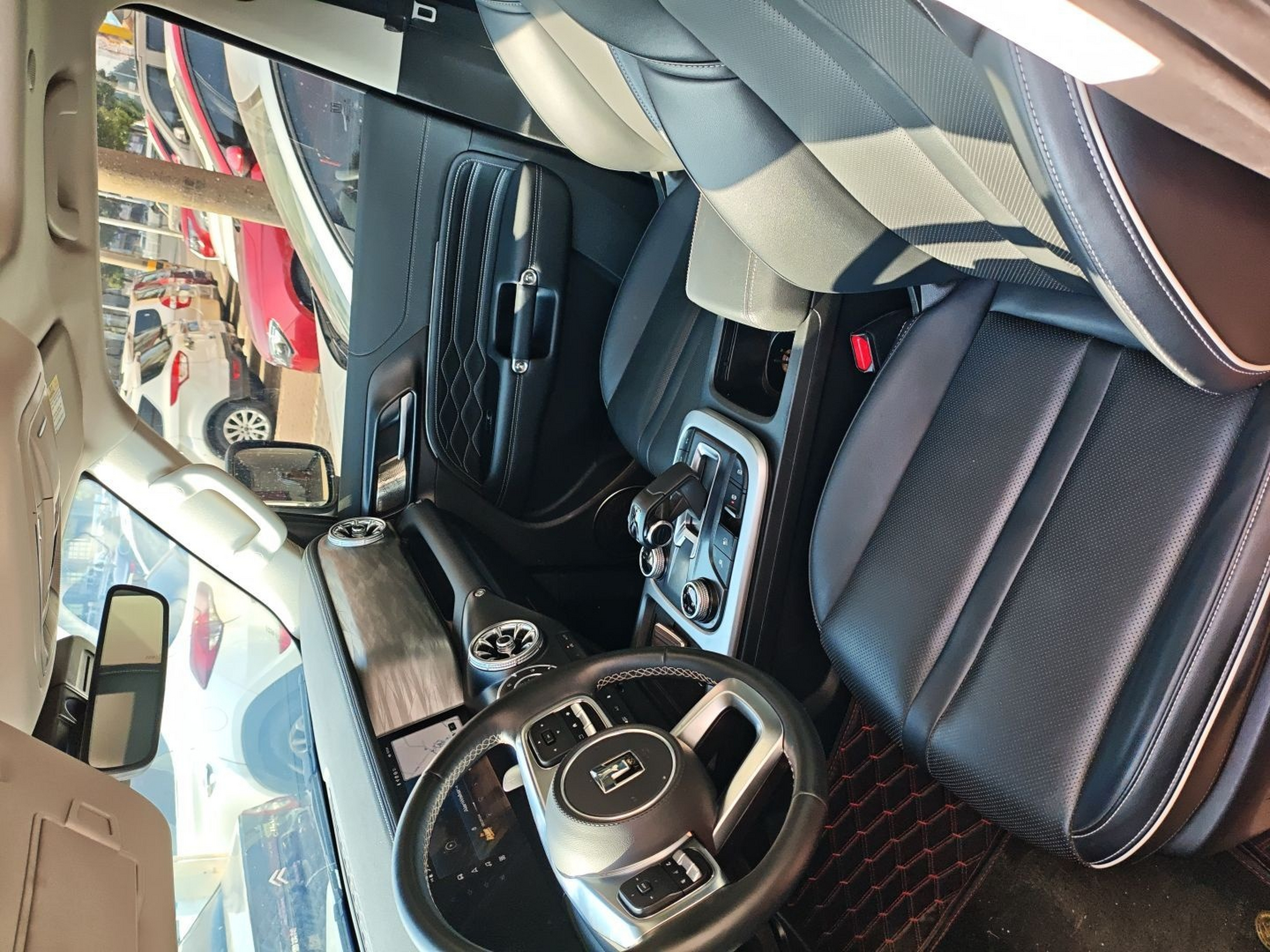 المقاعد الأمامية داخل السيارة