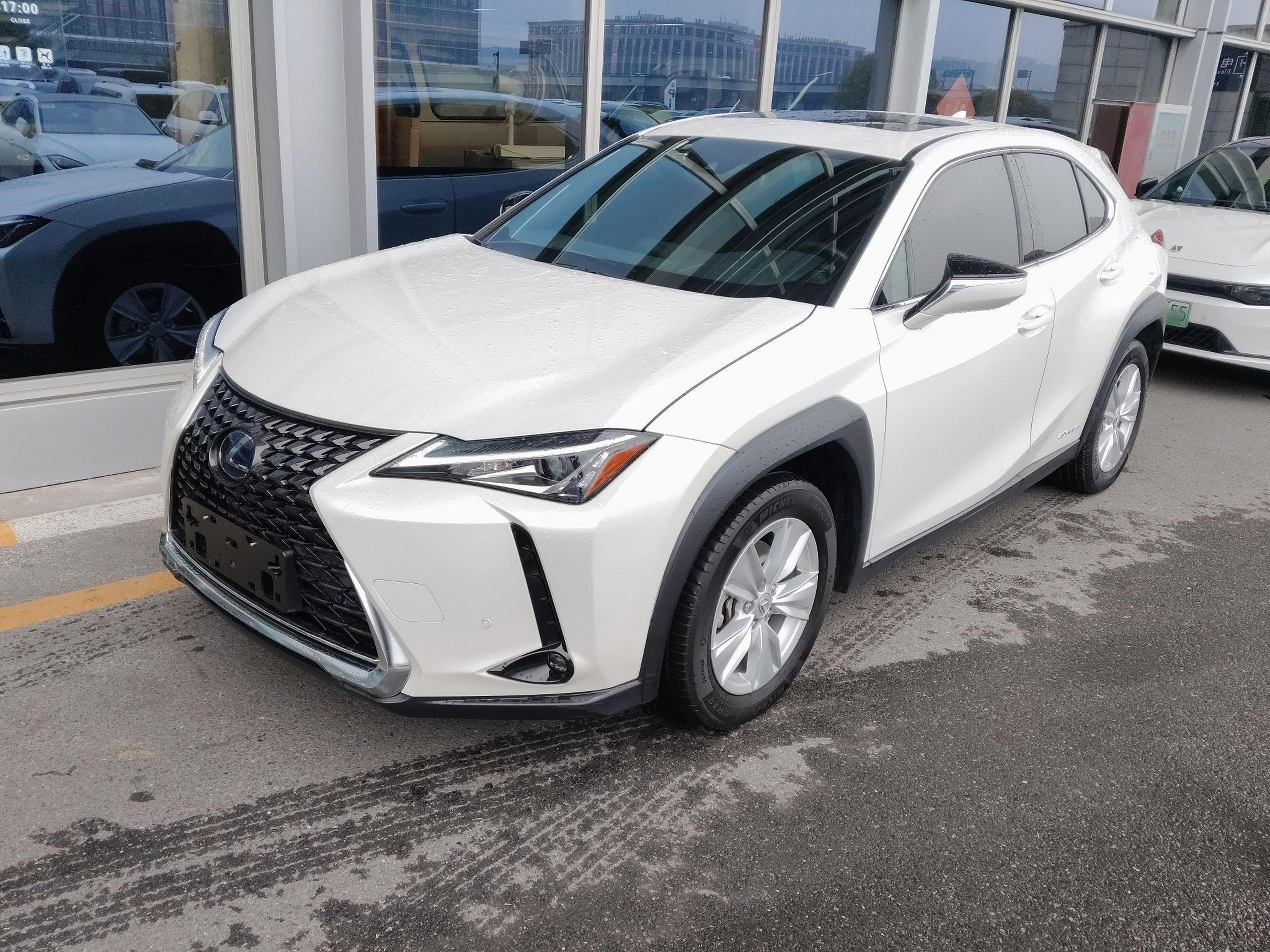 Под передней частью автомобиля