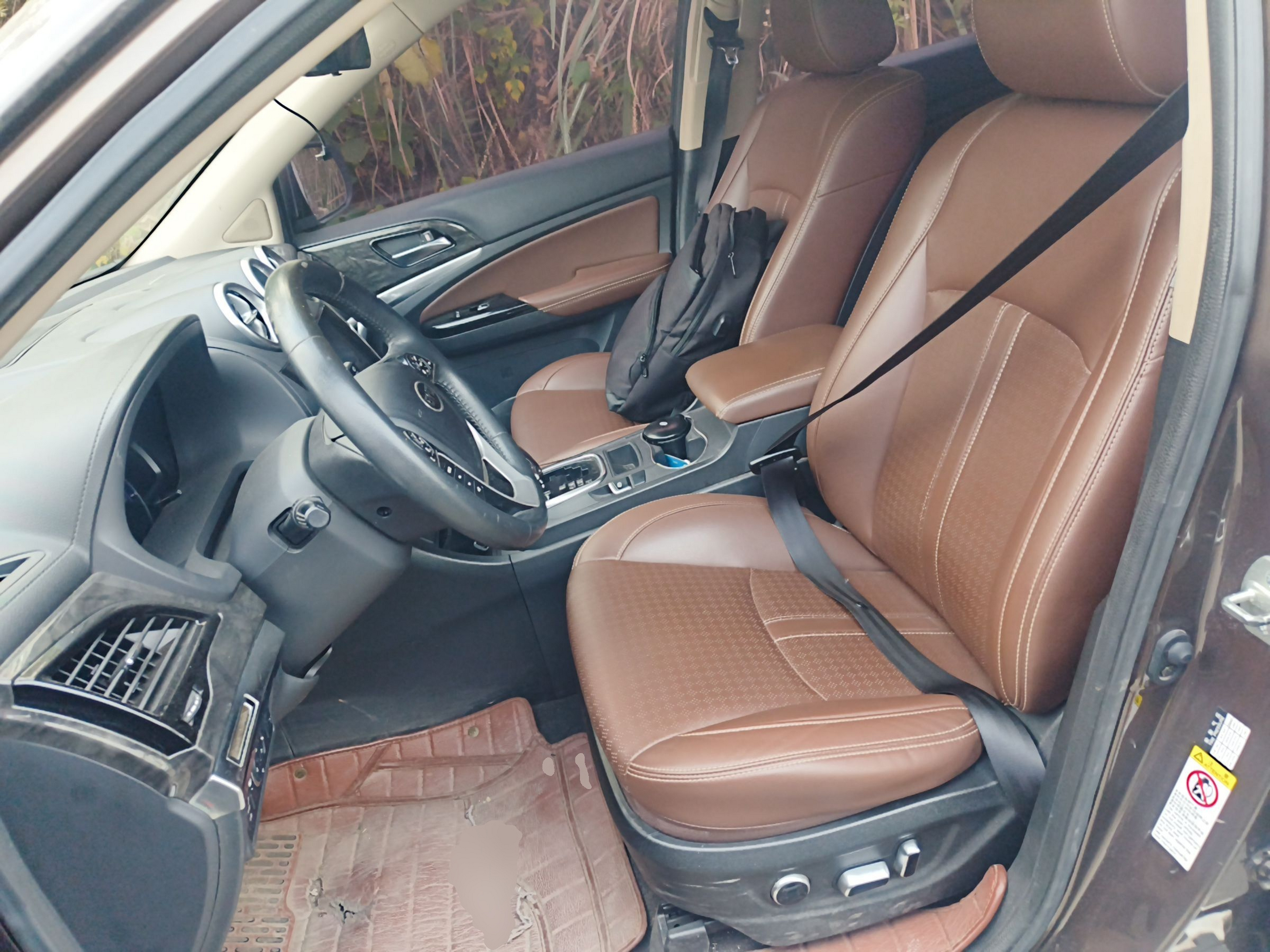 Переднее сиденье в автомобиле