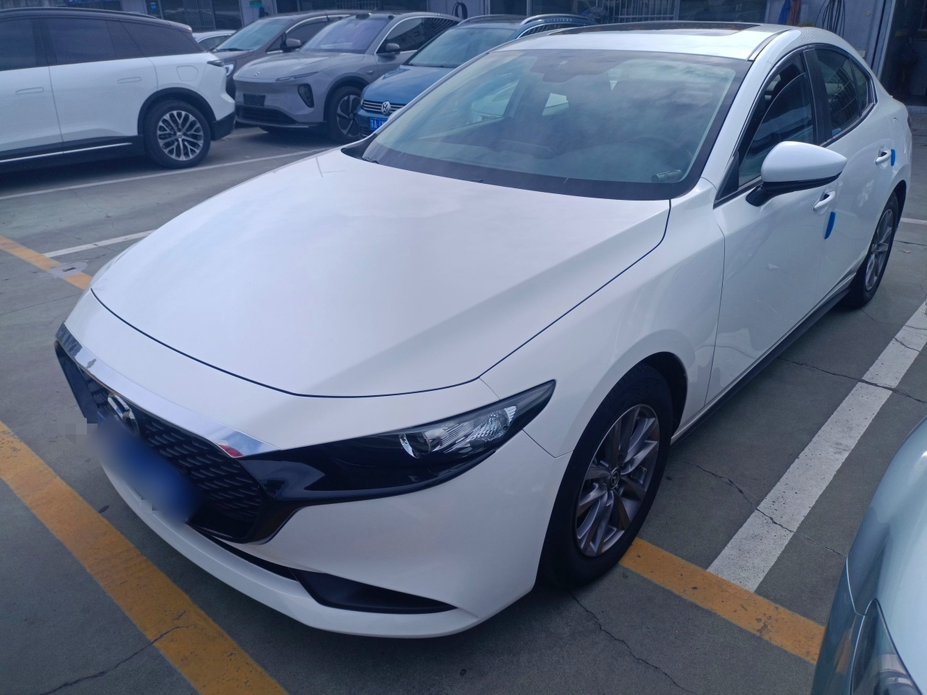 تحت مقدمة السيارة