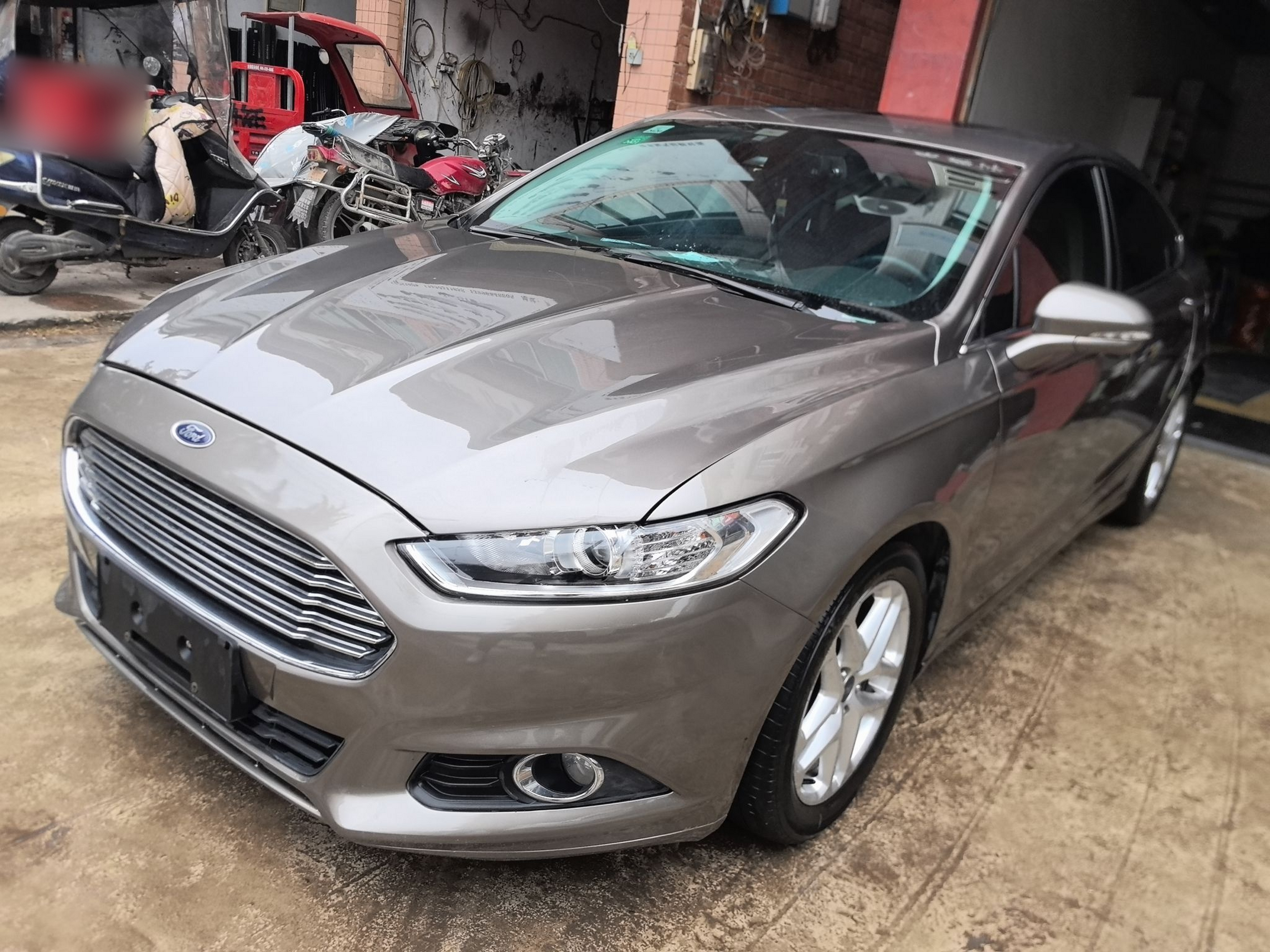 Под передней частью автомобиля