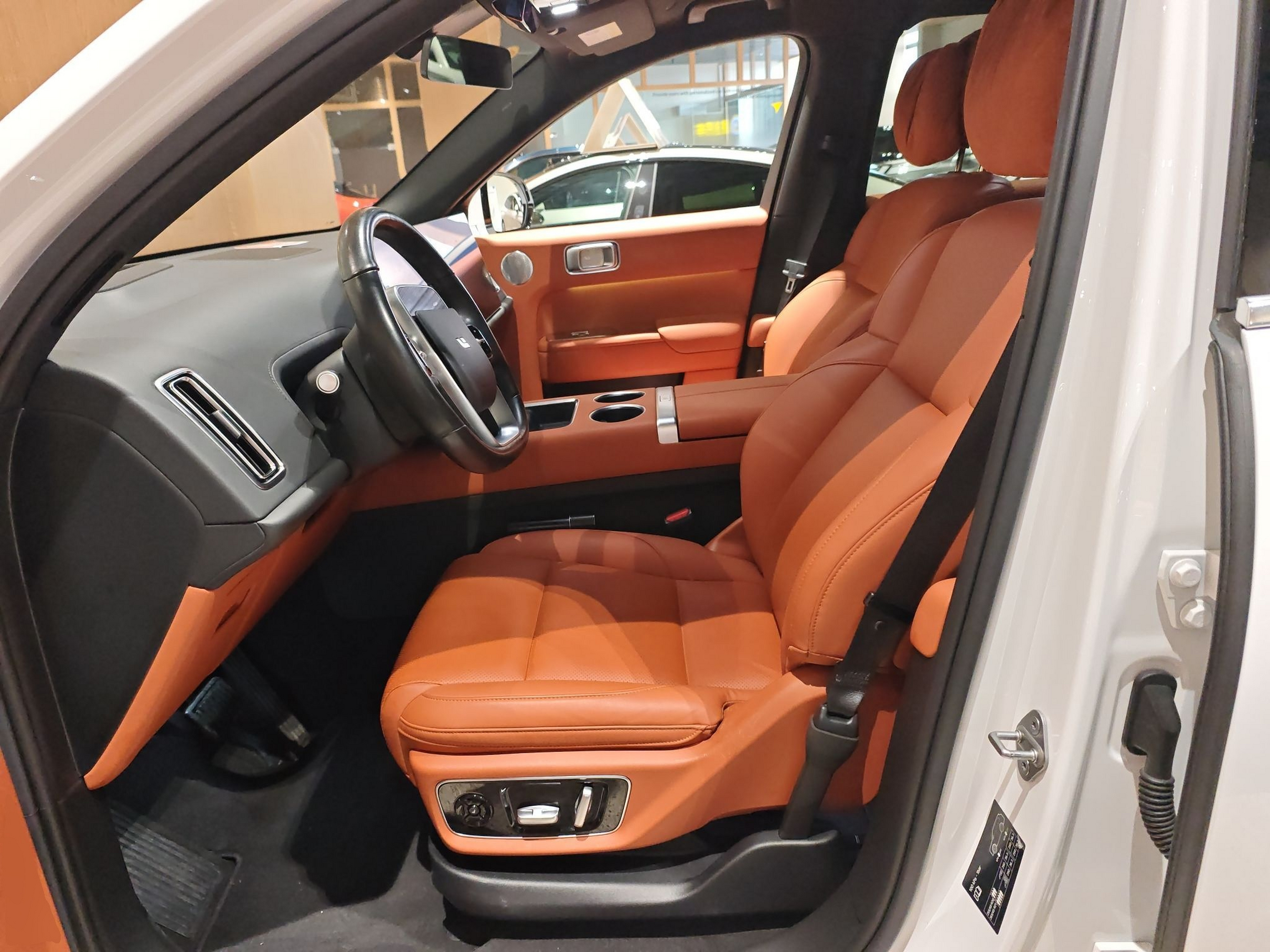 Переднее сиденье в автомобиле