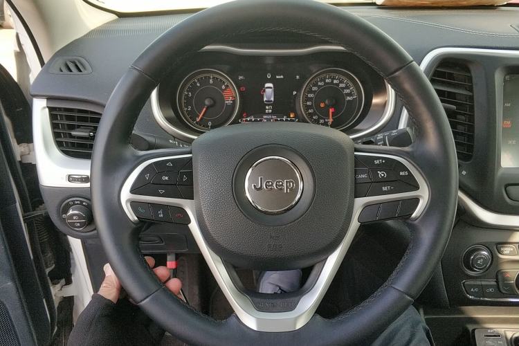 Used  Cherokee 2017 2.4L Leading Smart Edition
