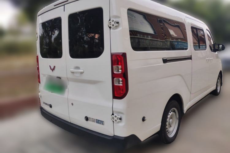 Used Wuling Yangguang 2024 300KM Comfort Version Passenger Van 75kW