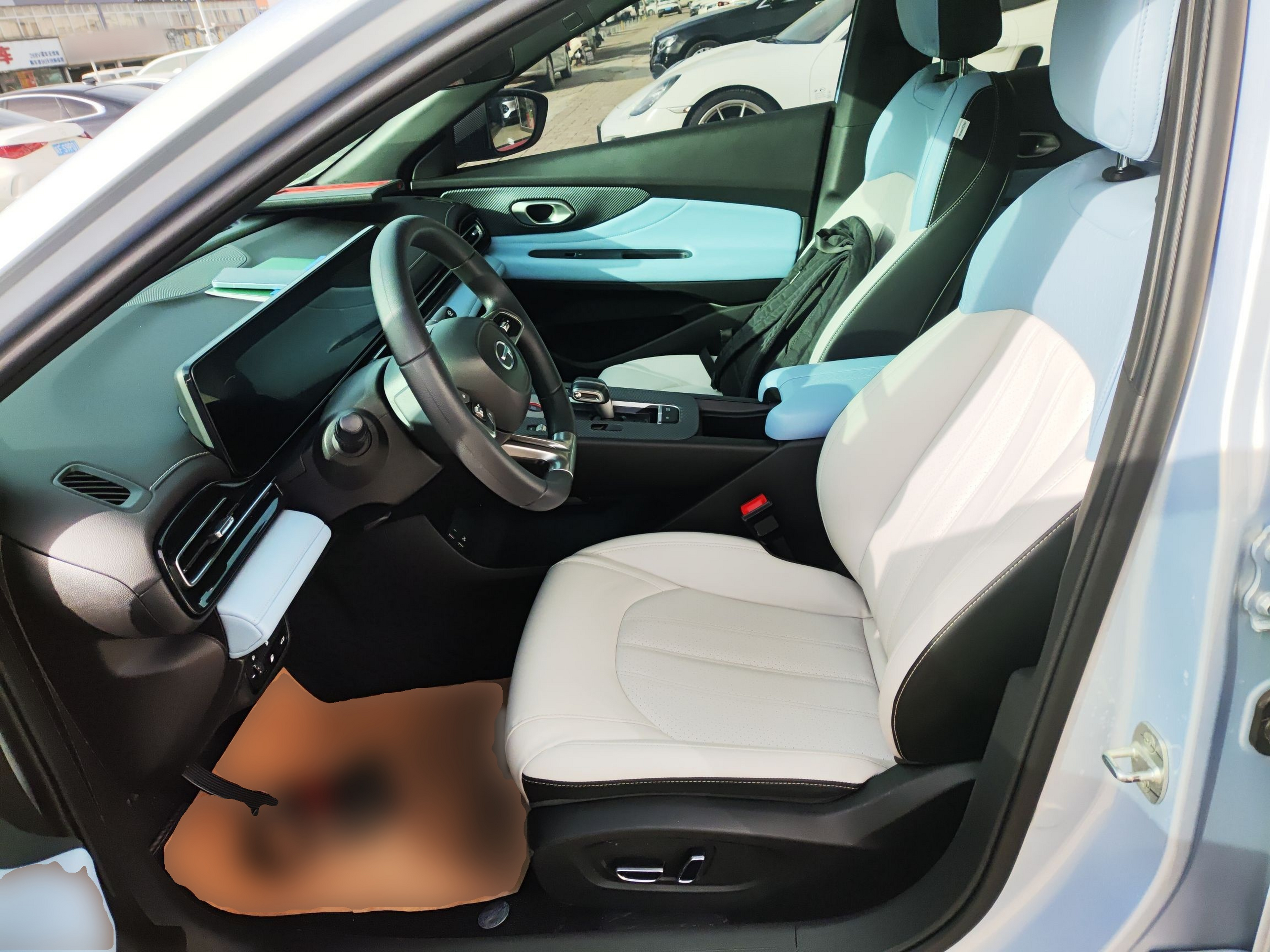 المقاعد الأمامية داخل السيارة