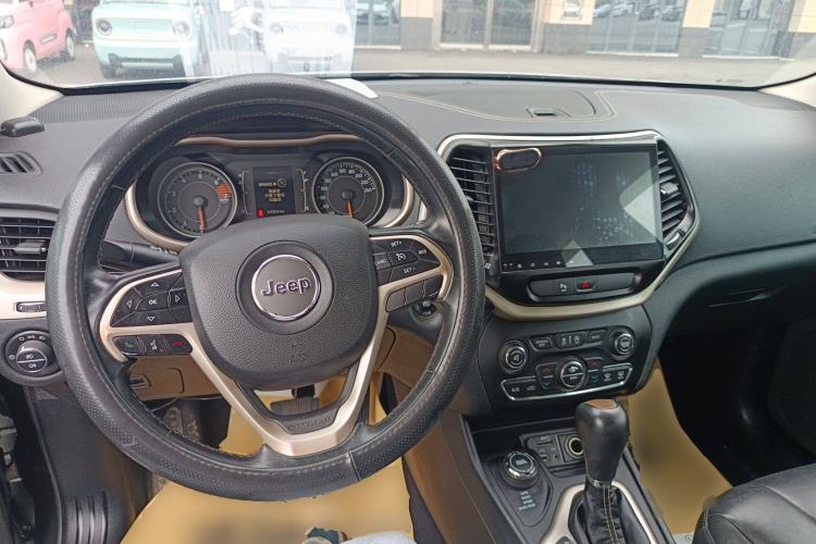 Used  Cherokee 2016 2.4L Professional Edition
