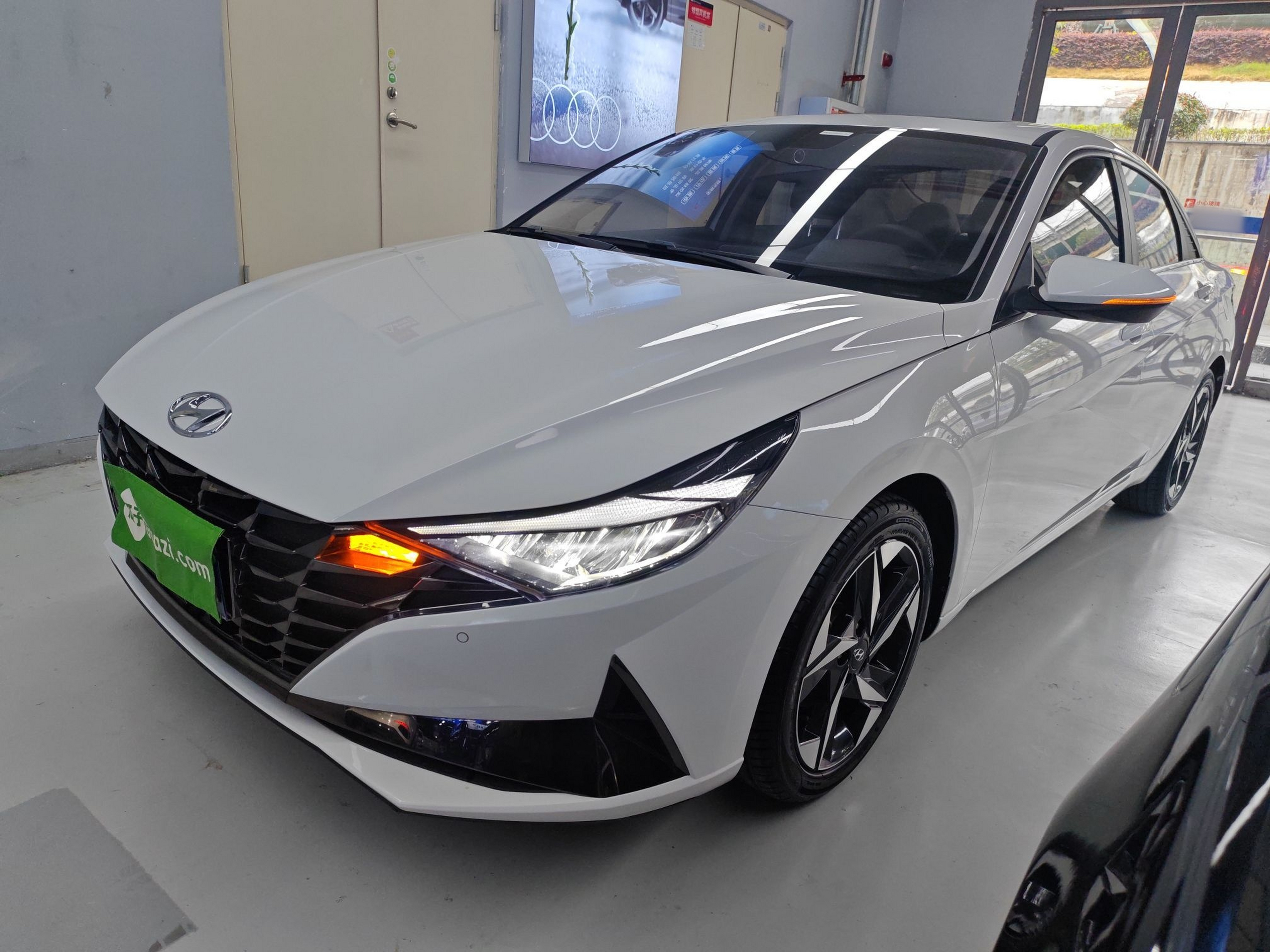 Под передней частью автомобиля