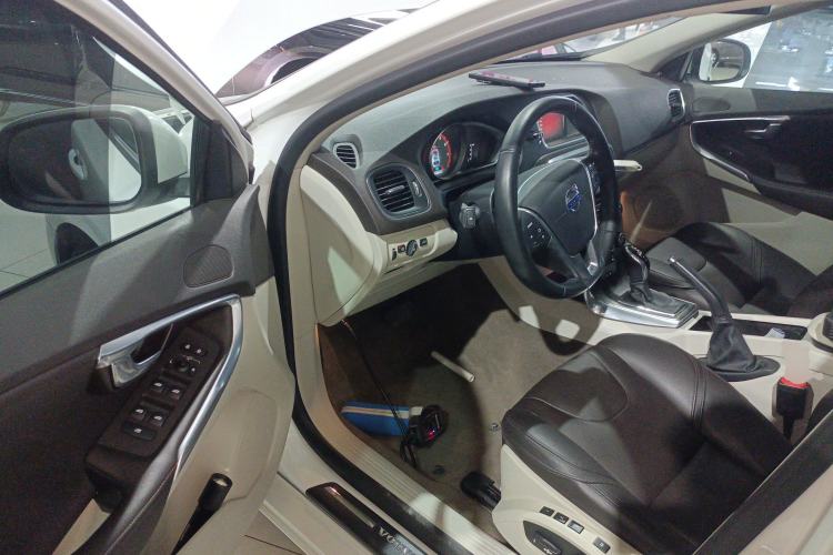 Used Volvo V40 2016 T3 Zhiyi Edition
