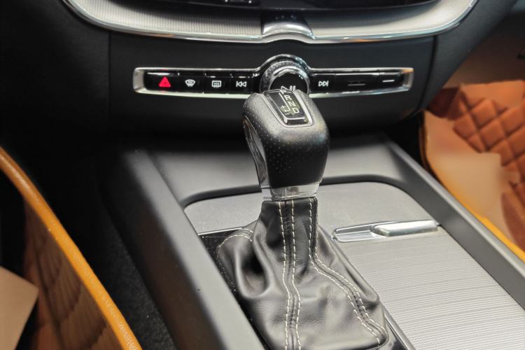 Used Volvo XC60 2019 T5 4x4 Smart & Dynamic Sport Edition China VI Standard