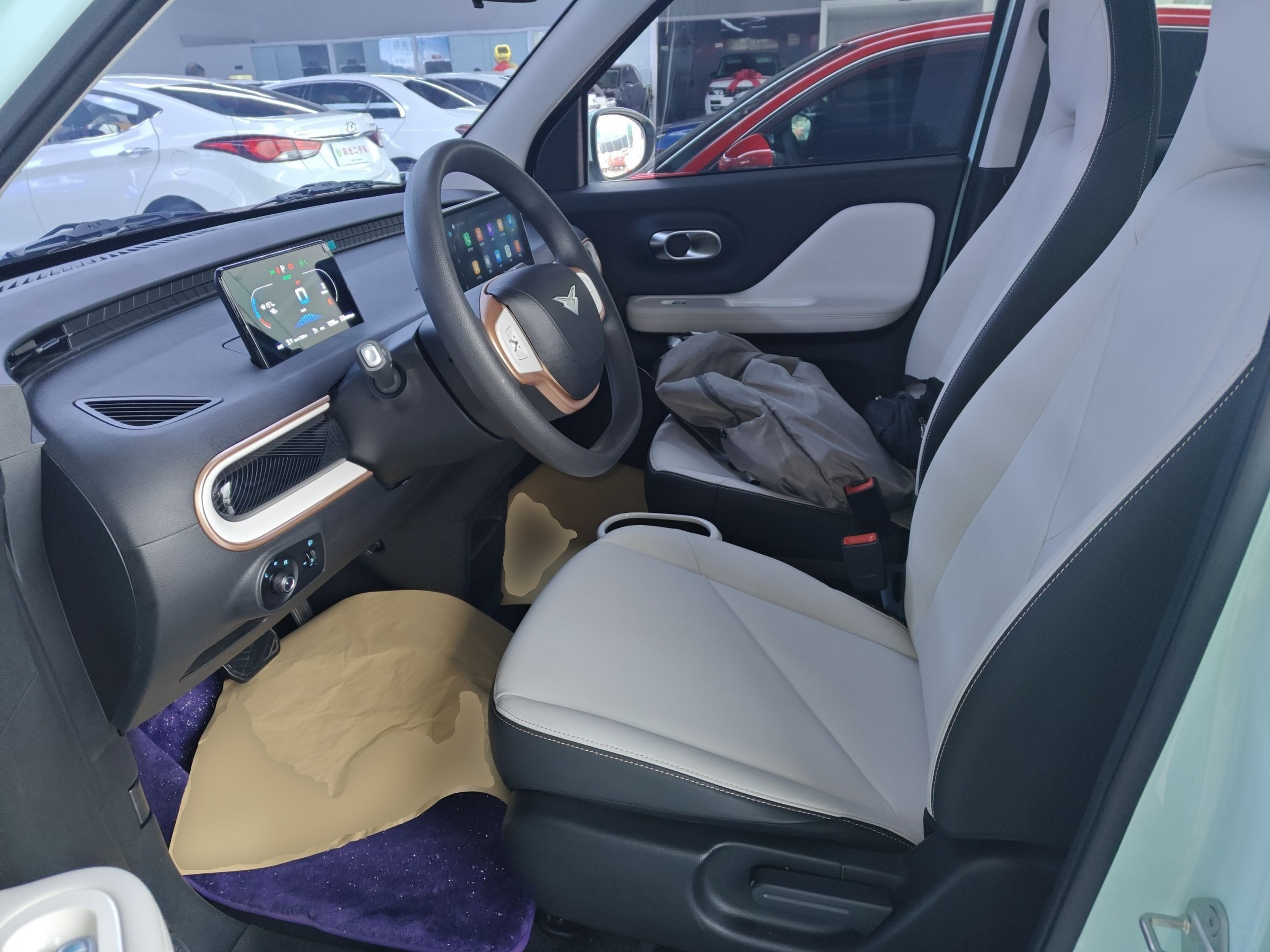 المقاعد الأمامية داخل السيارة