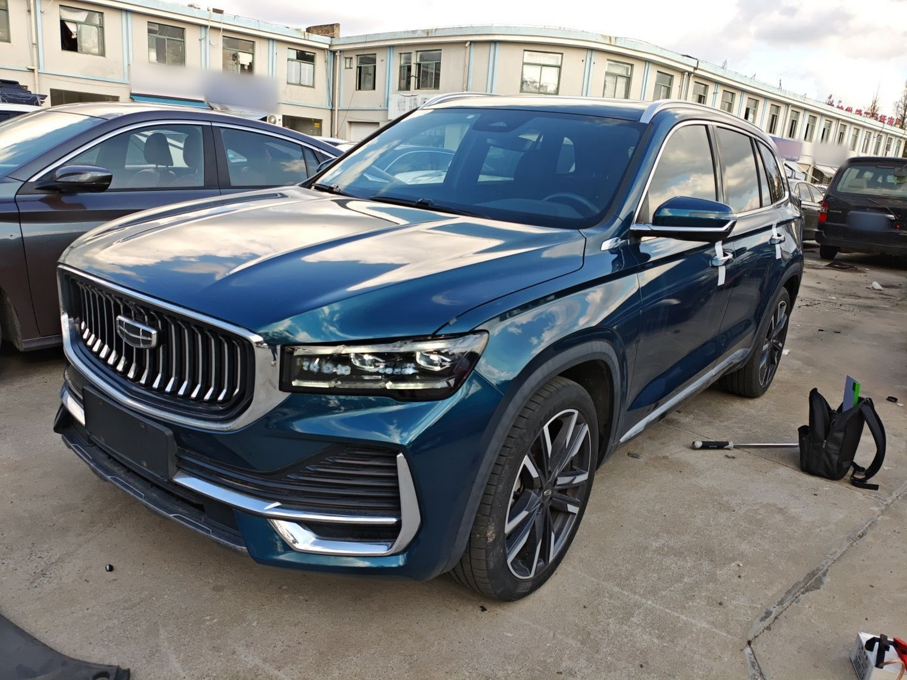 تحت مقدمة السيارة