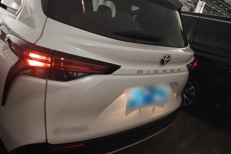 Used Toyota Sienna 2024 2.5L Hybrid Luxury Edition
