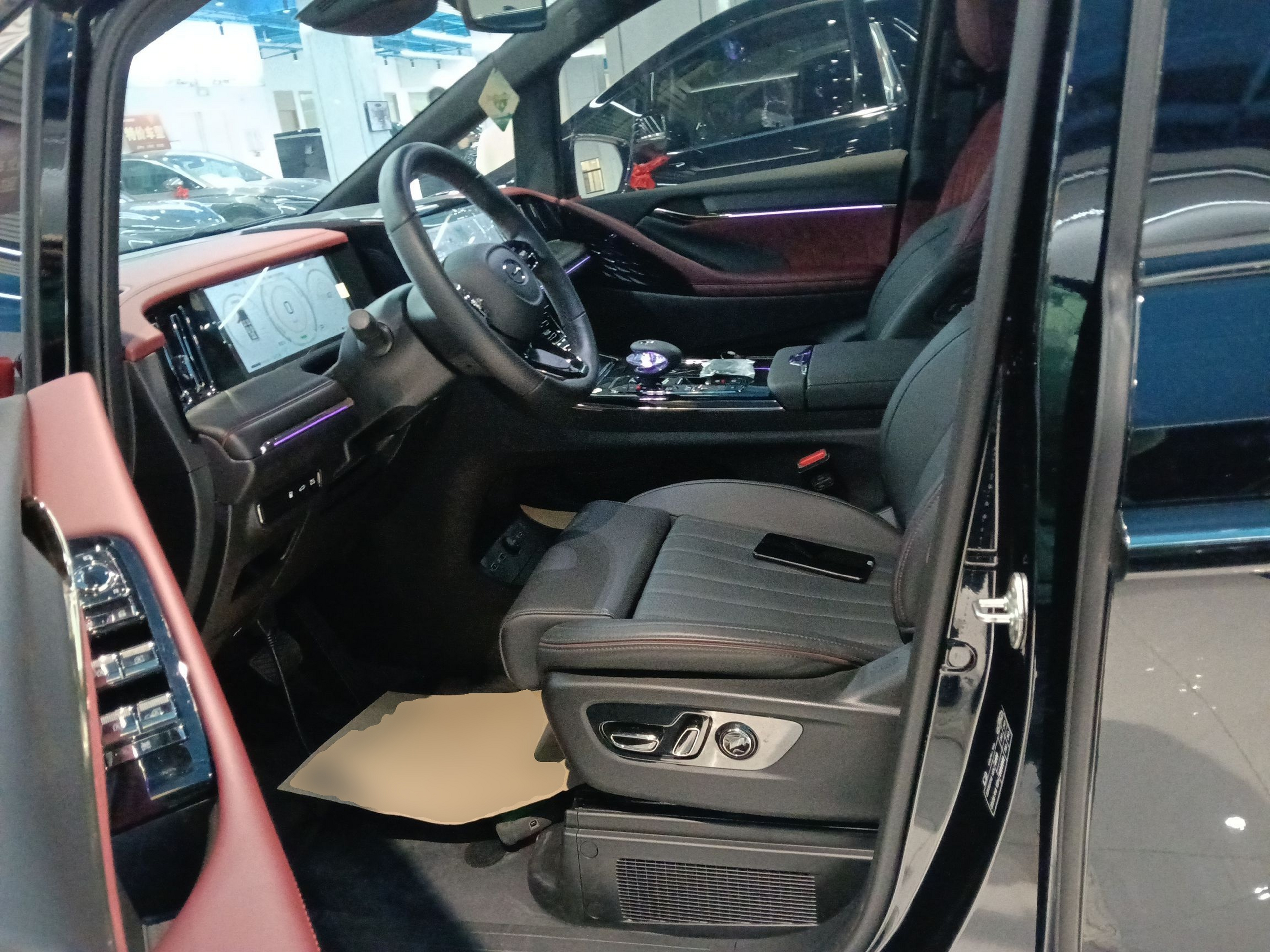 المقاعد الأمامية داخل السيارة