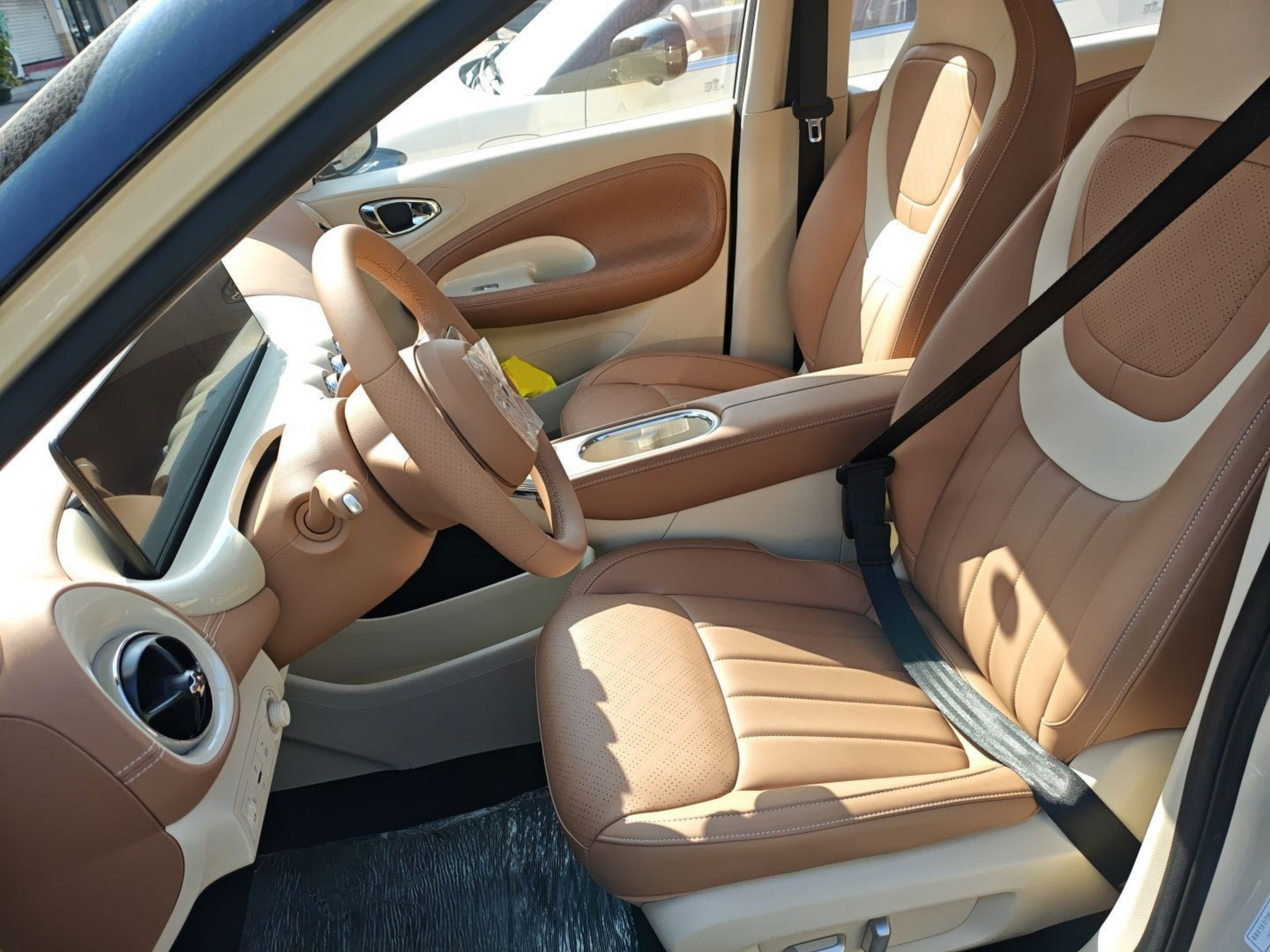 المقاعد الأمامية داخل السيارة