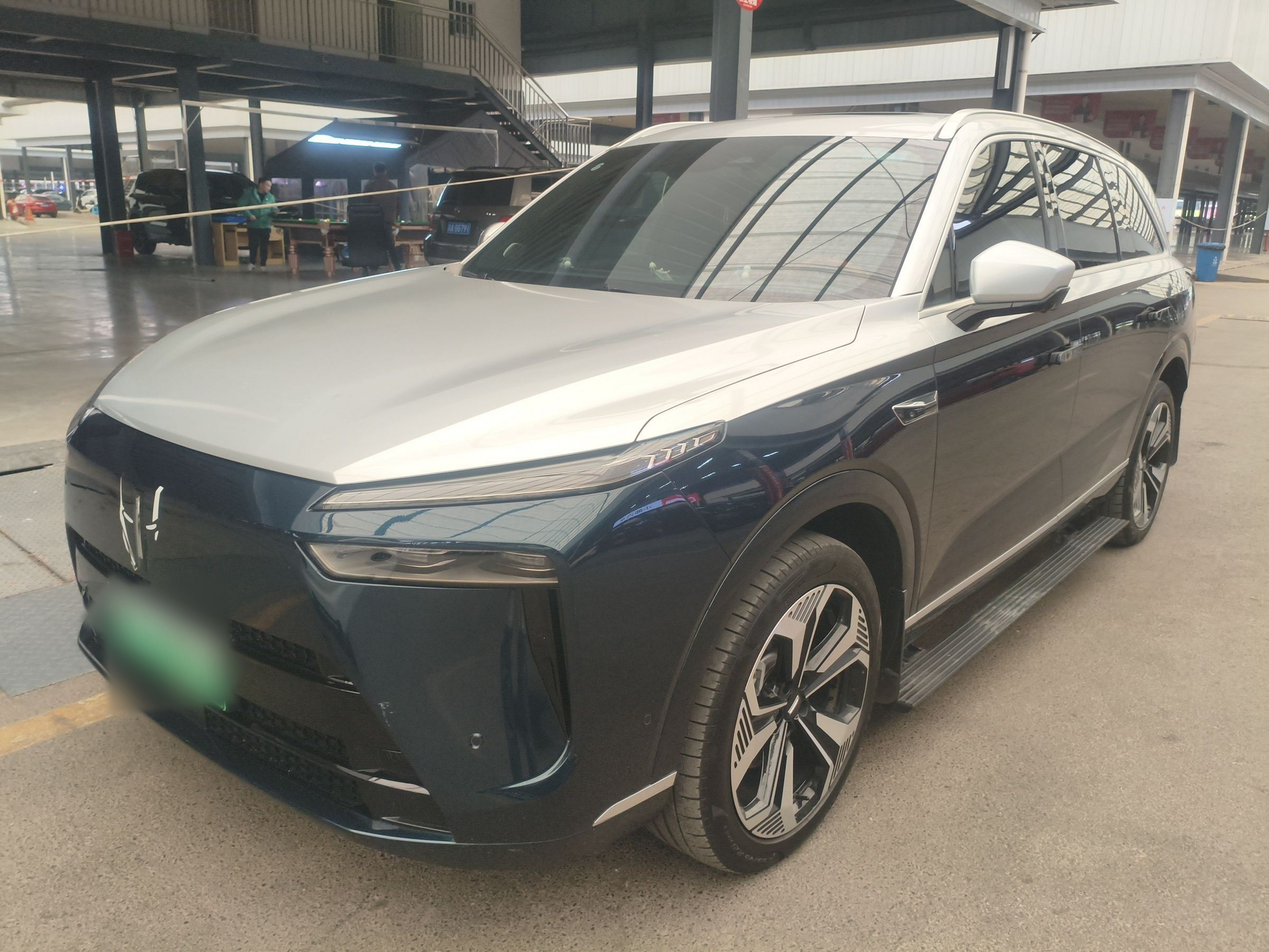 Под передней частью автомобиля