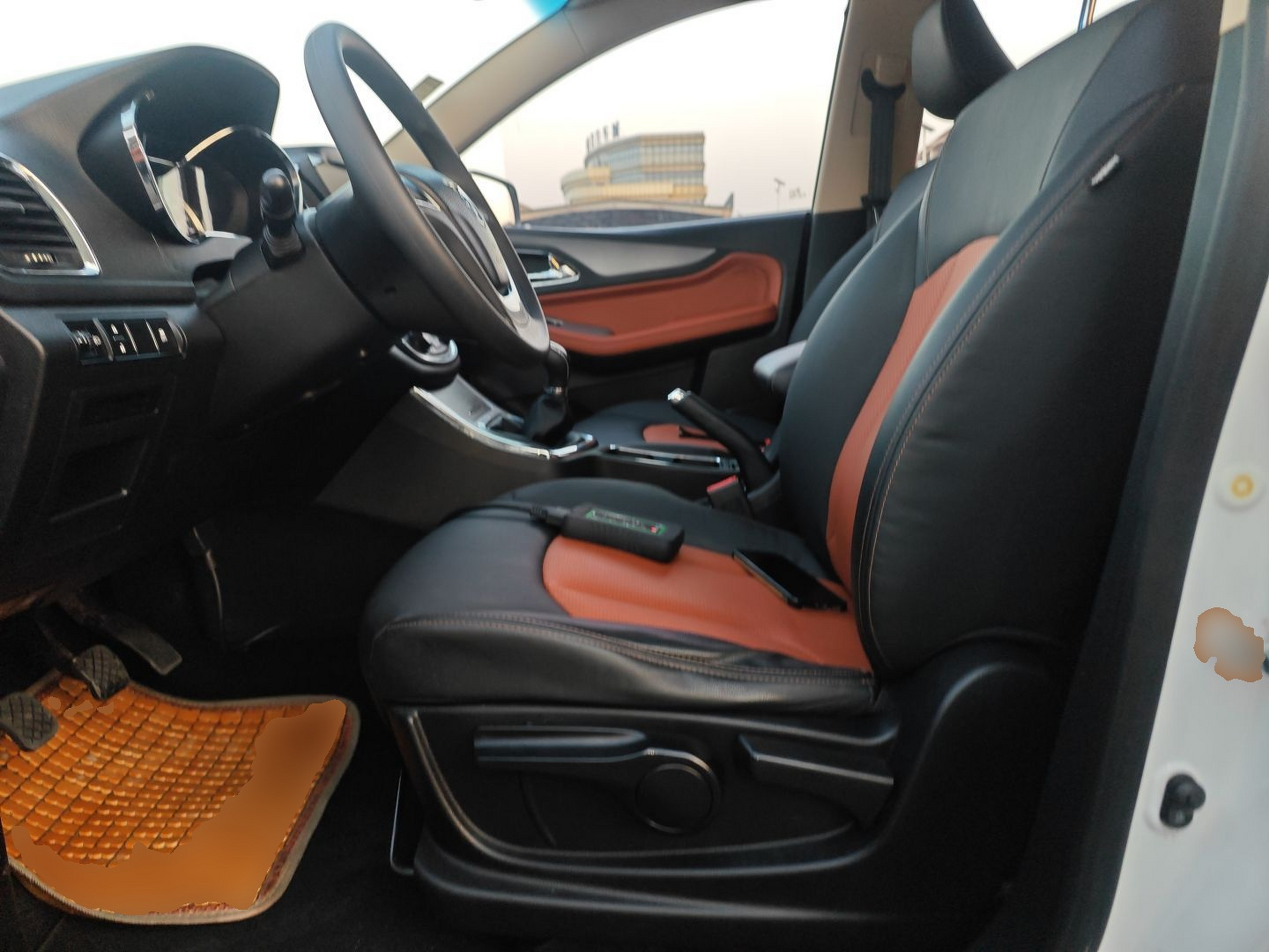 Переднее сиденье в автомобиле