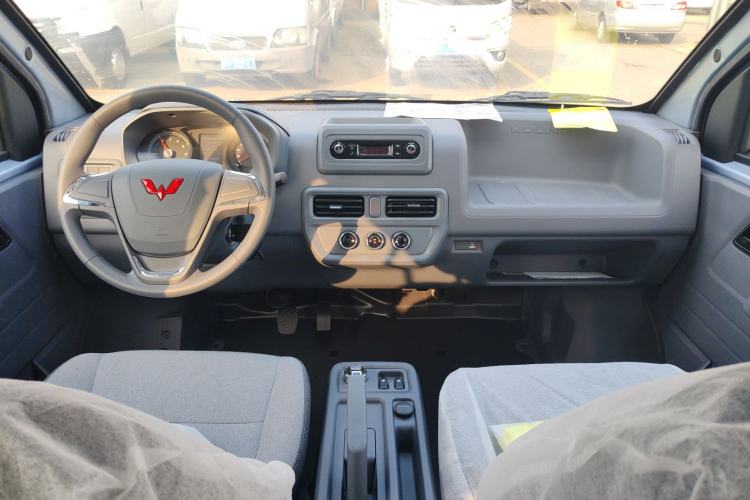 Used Wuling Yangguang 2024 300KM Comfort Version Passenger Van 75kW
